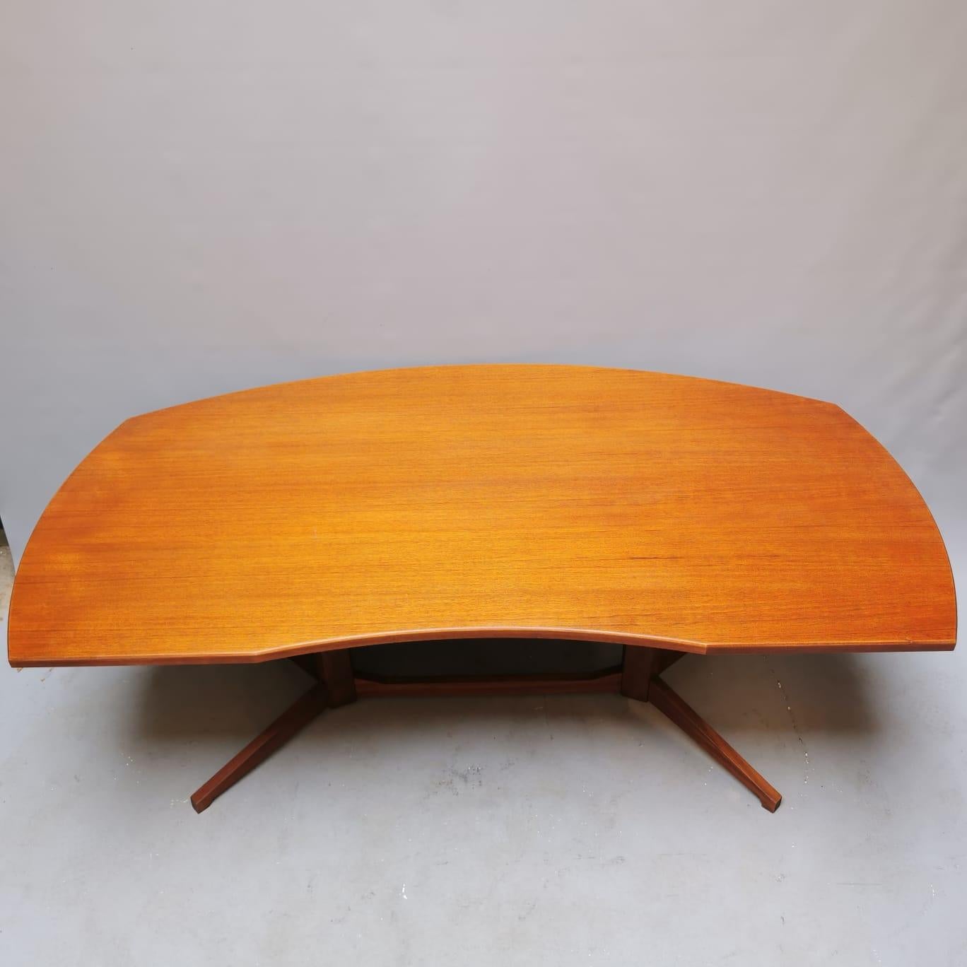 This wooden table model TL22 was designed by Franco Albini and Franca Held and manufactured in 1958 by Poggi. We restored it using our network of professional artisans in Italy. The table is in good conditions instead of a little scratch that we