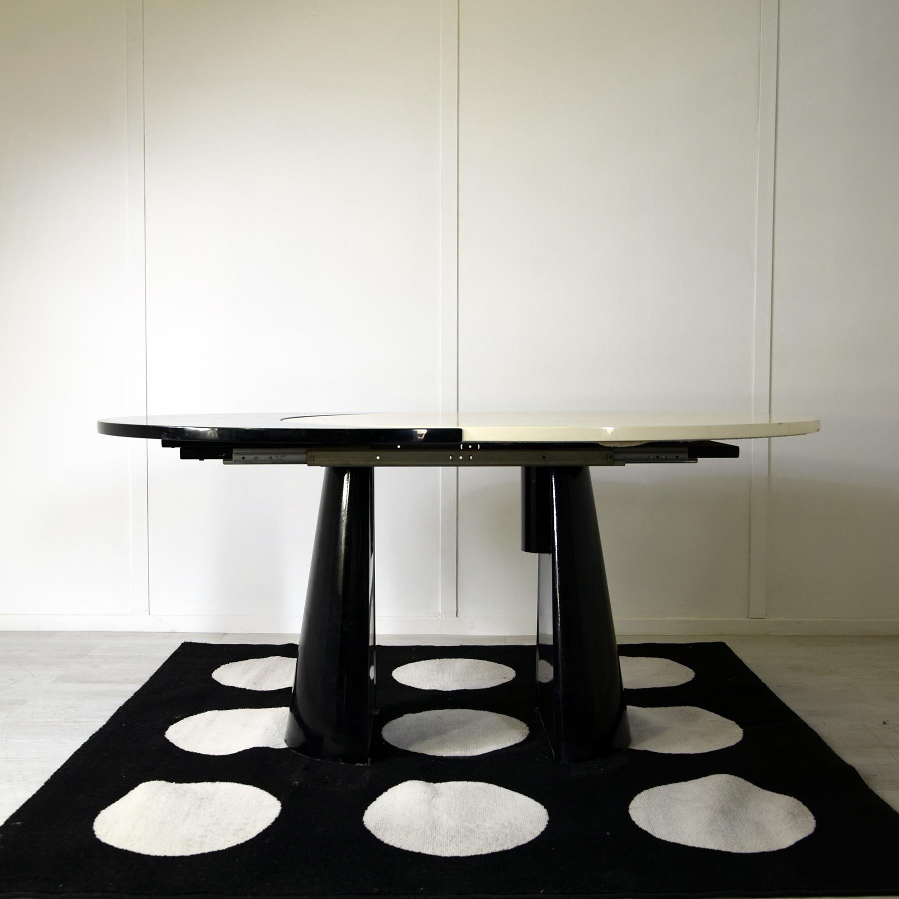 Metallo Round extendable table1980s in vendita