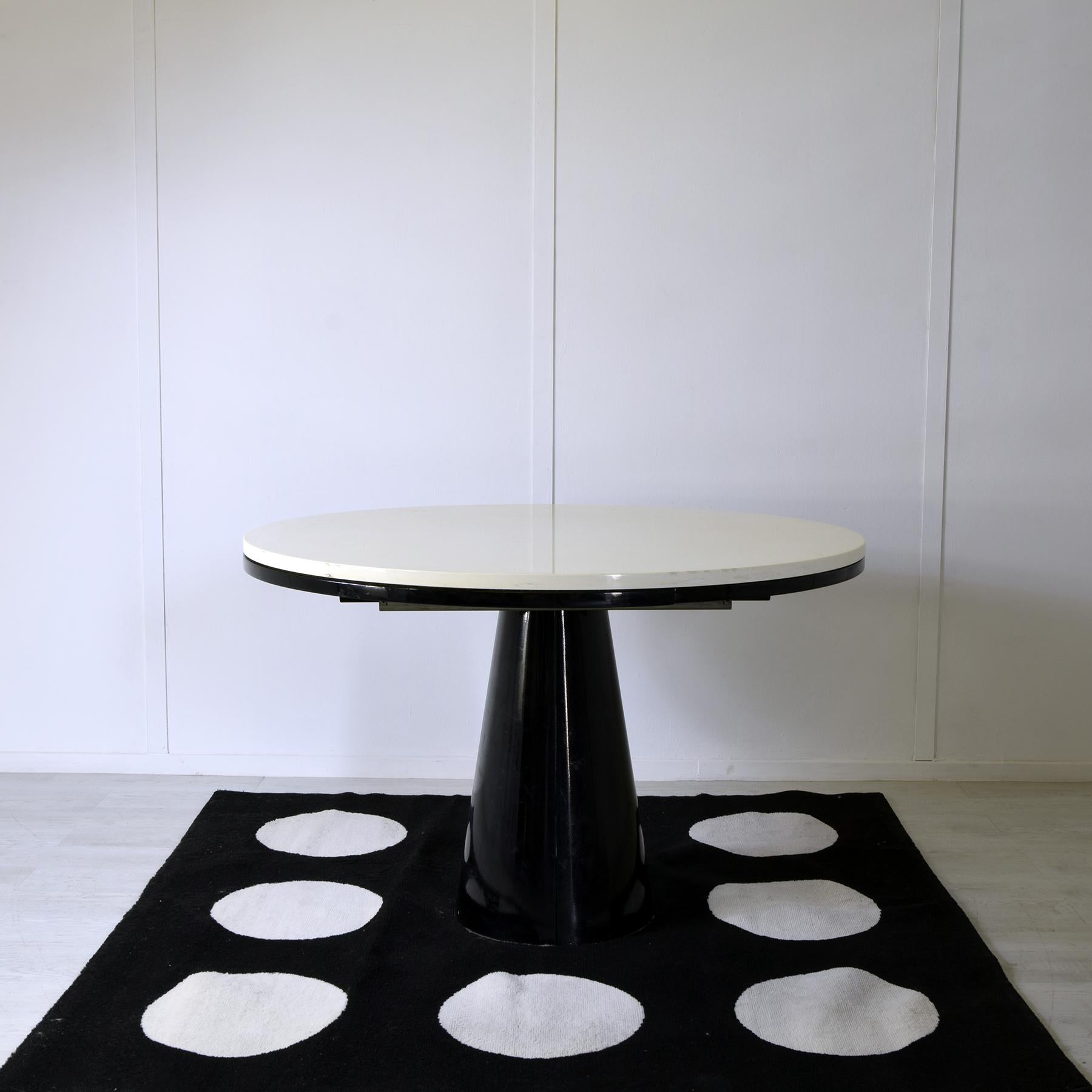 Round extendable table1980s in vendita 1
