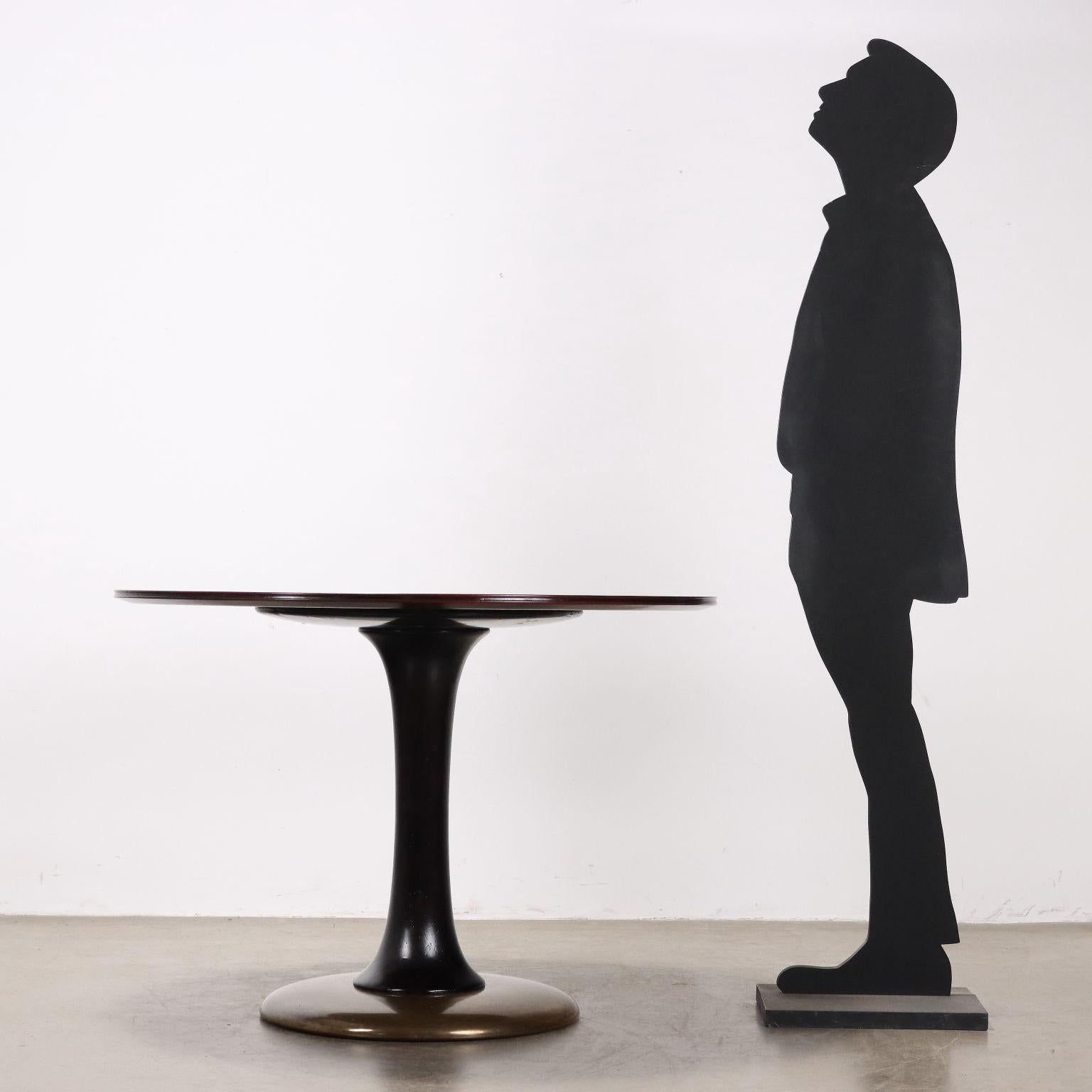 Elegante tavolo con base ricoperta in ottone e legno tinto ebano, piano in legno impiallacciato legno esotico. Condizioni molto buone, completamente restaurato. 