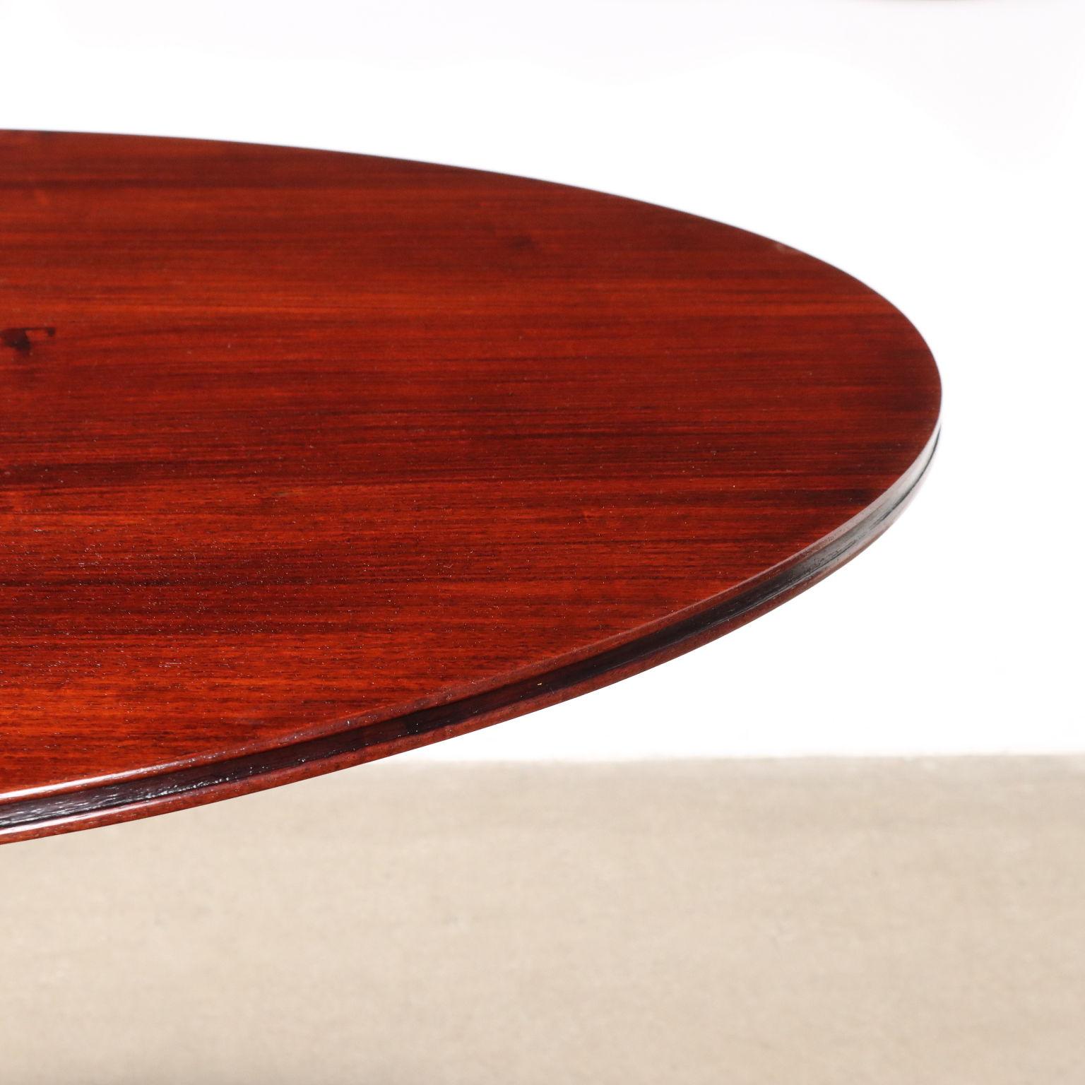 Italian Tavolo tondo Anni 50 tinto ebano e piano in legno esotico in vendita