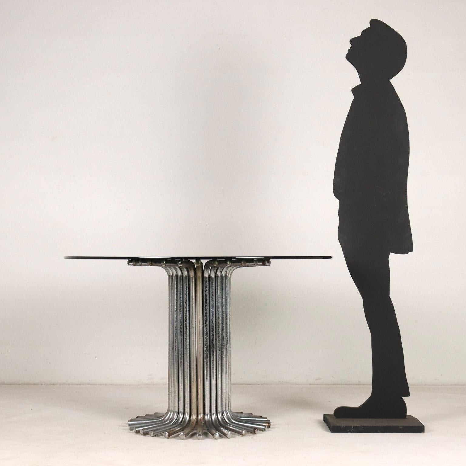 Table avec base en métal chromé, plateau en verre fumé. Bon état.