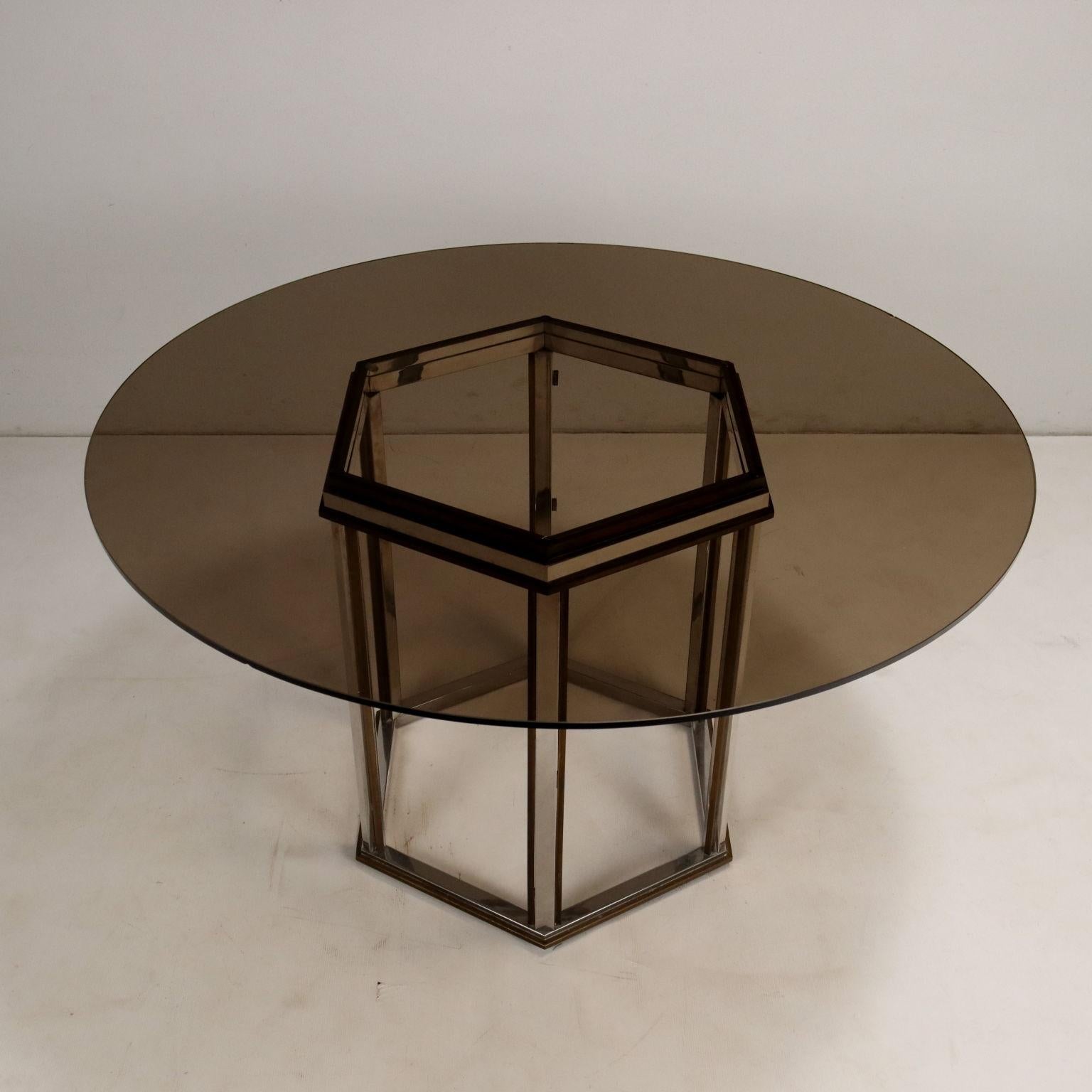 Italian 1970s round table with brass base and smoked glass For Sale