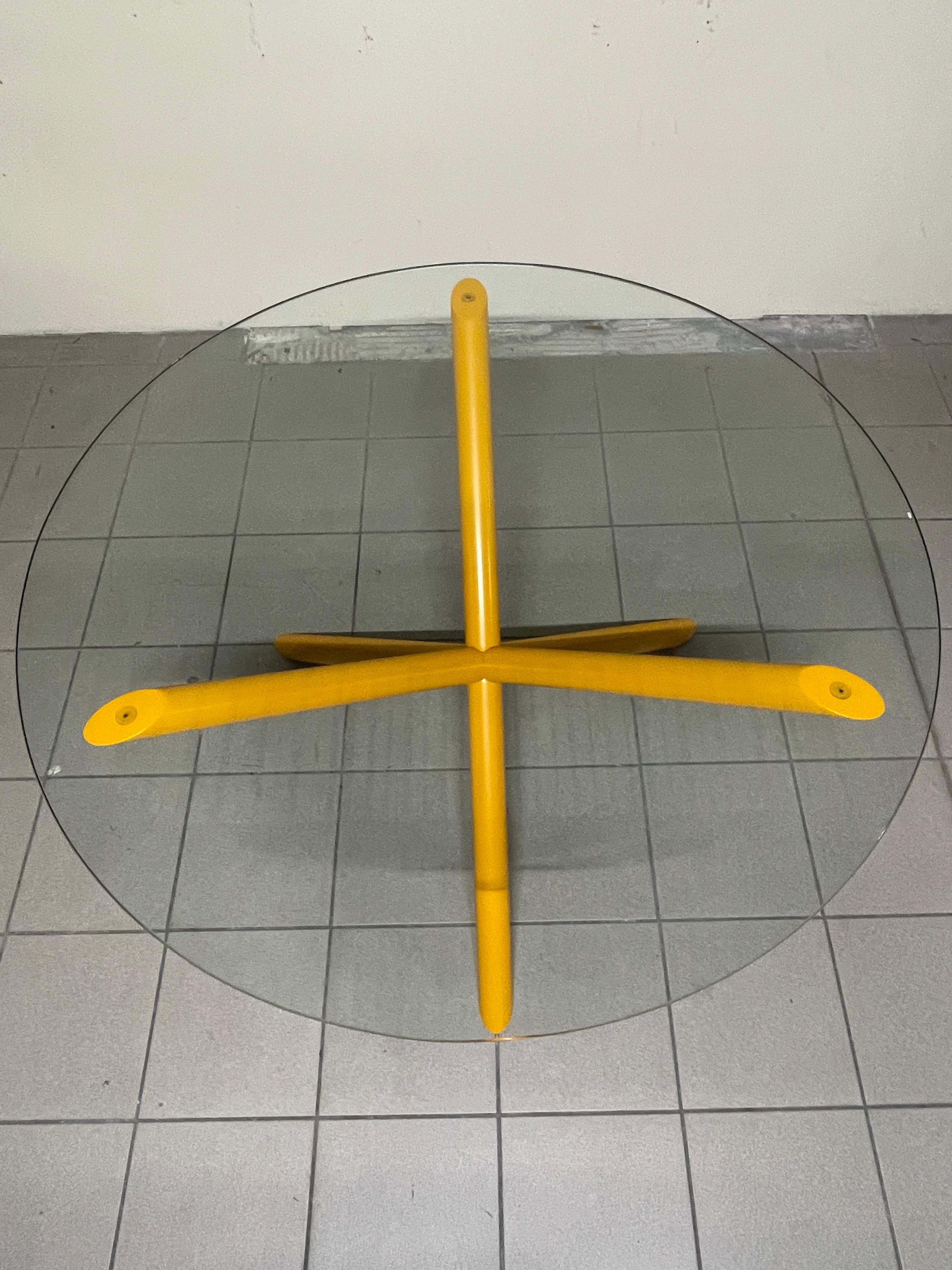 1970s round table with metal foot and crystal top For Sale 8