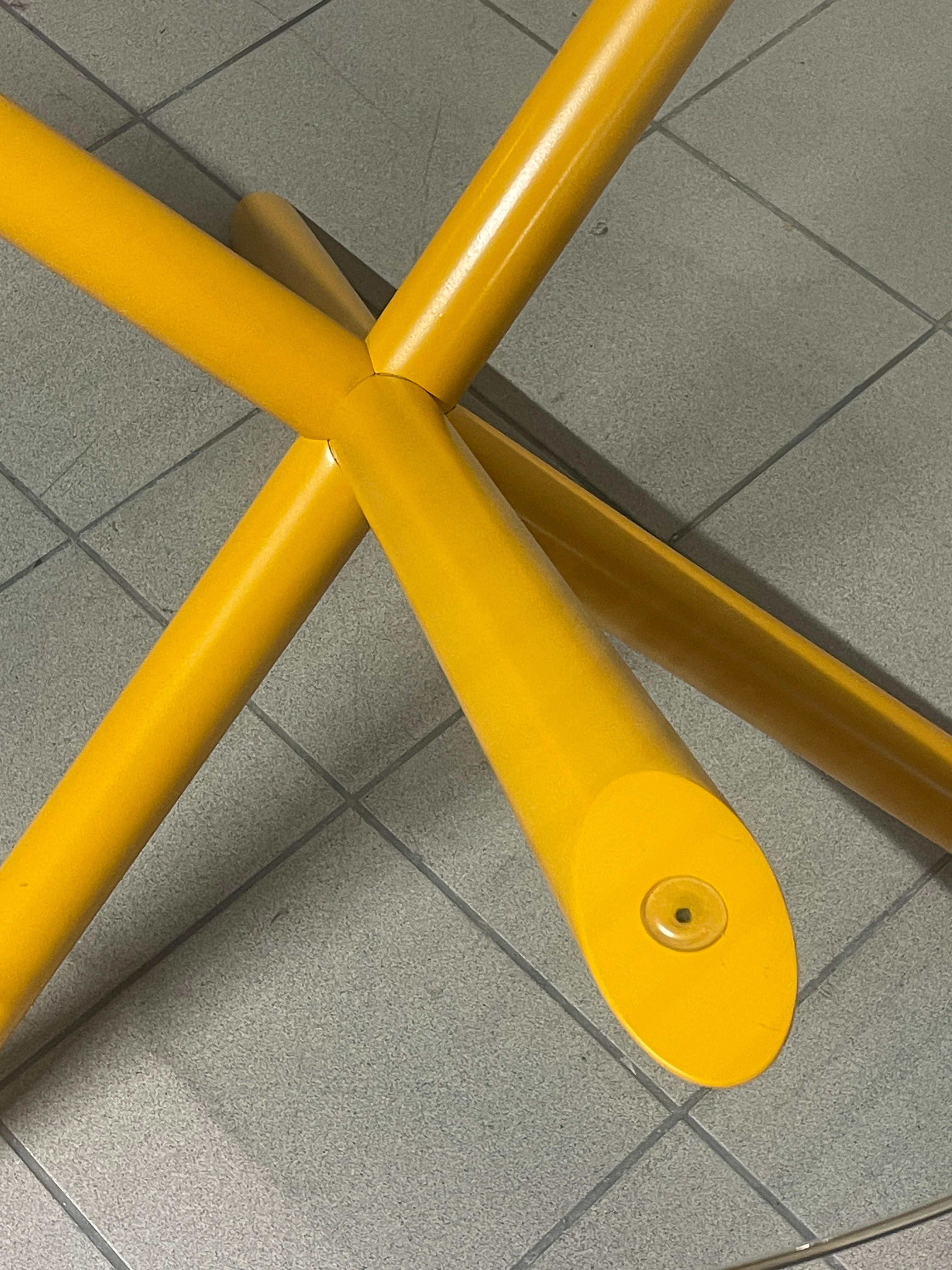 1970s round table with metal foot and crystal top For Sale 9