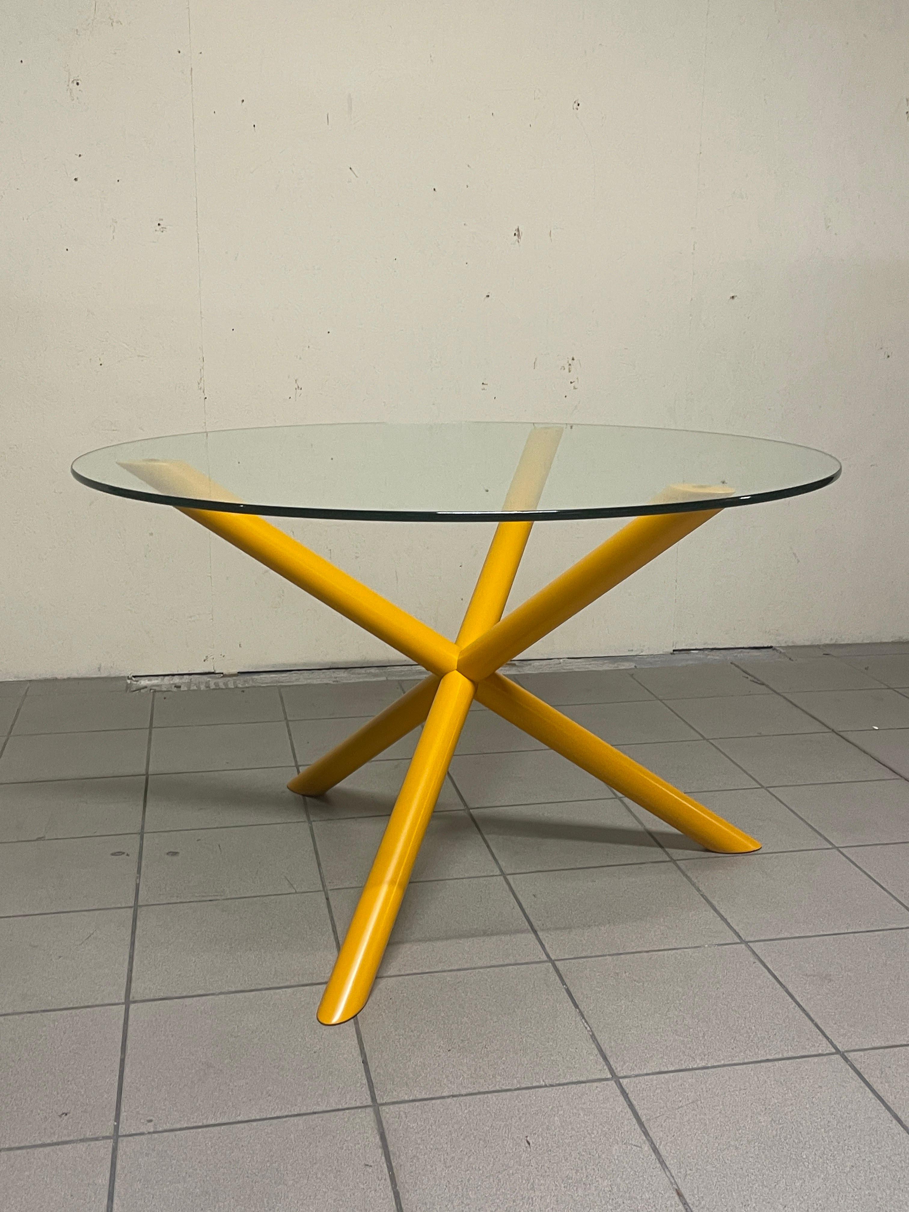 1970s round table with metal foot and crystal top For Sale 2
