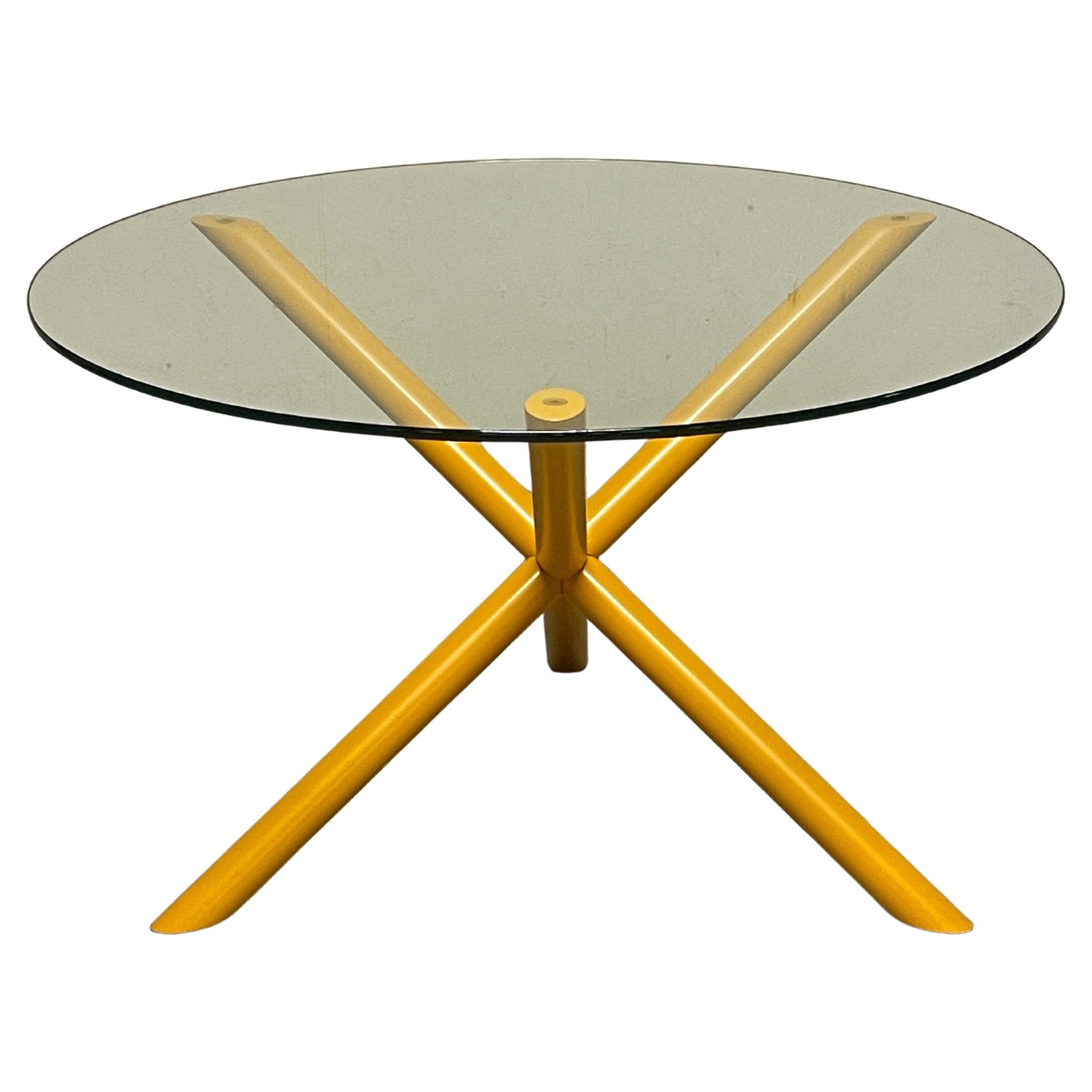 Tavolo tondo anni '70 con piede in metallo e top in cristallo