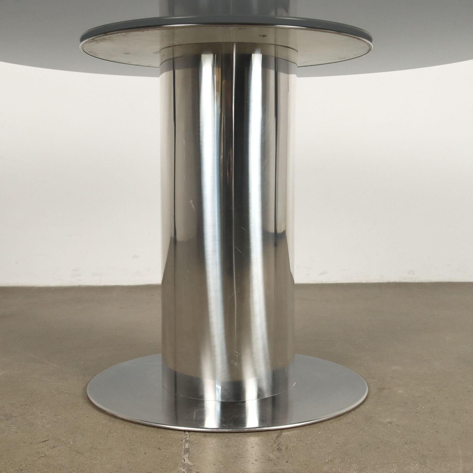Runder Tisch aus Rauchglas und verchromtem Aluminium, 1970er Jahre (Italienisch) im Angebot