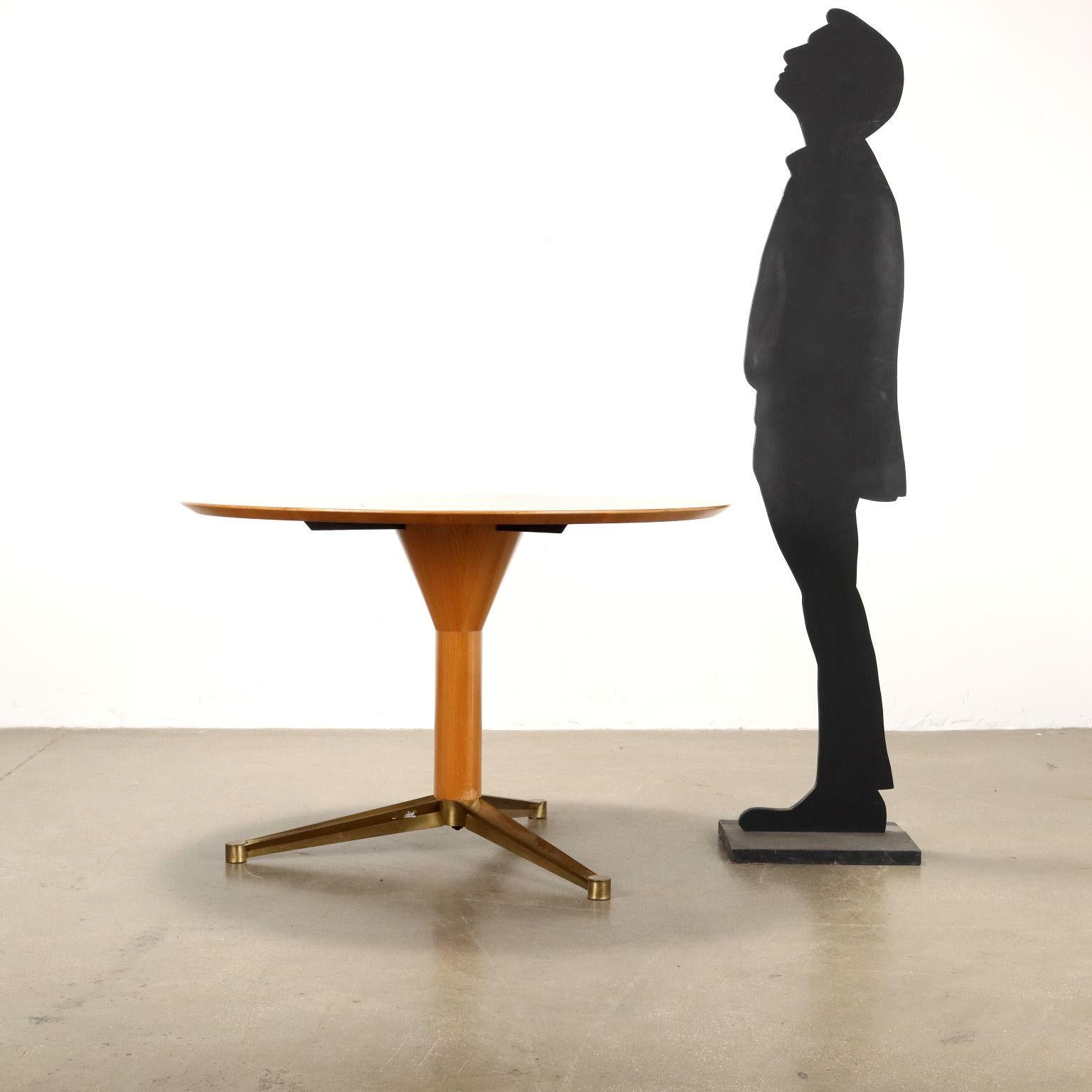 Table élégante avec base en laiton et bois, plateau en bois plaqué de segments concentriques en bois d'érable. 