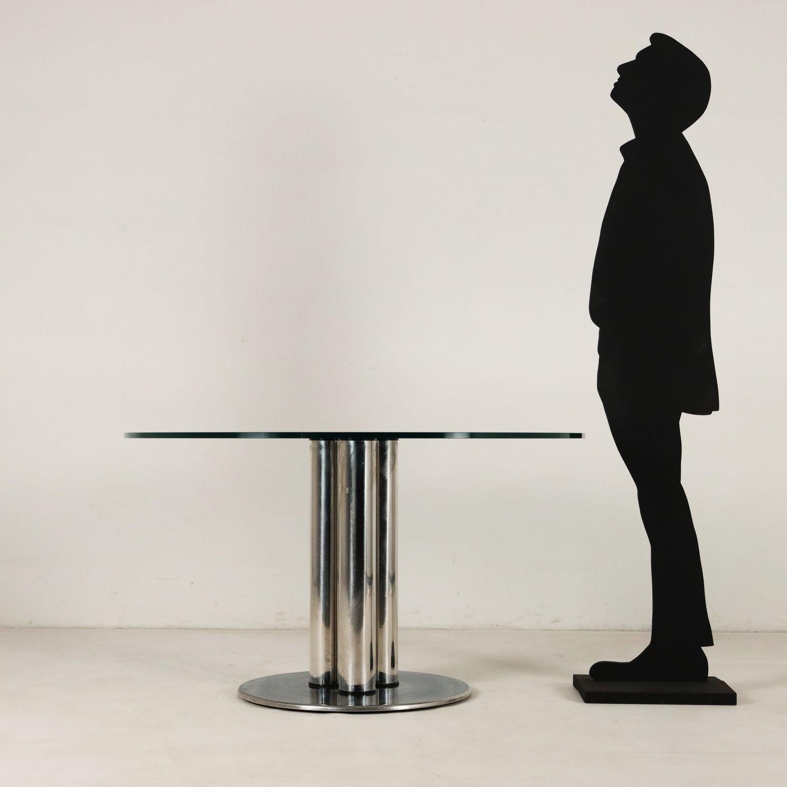 Table de salle à manger vintage conçue par Marco Zanuso et produite par Zanotta à partir de la fin des années 1960. Base ronde et trois pieds en acier, plateau rond en verre. La marque du fabricant est présente. 