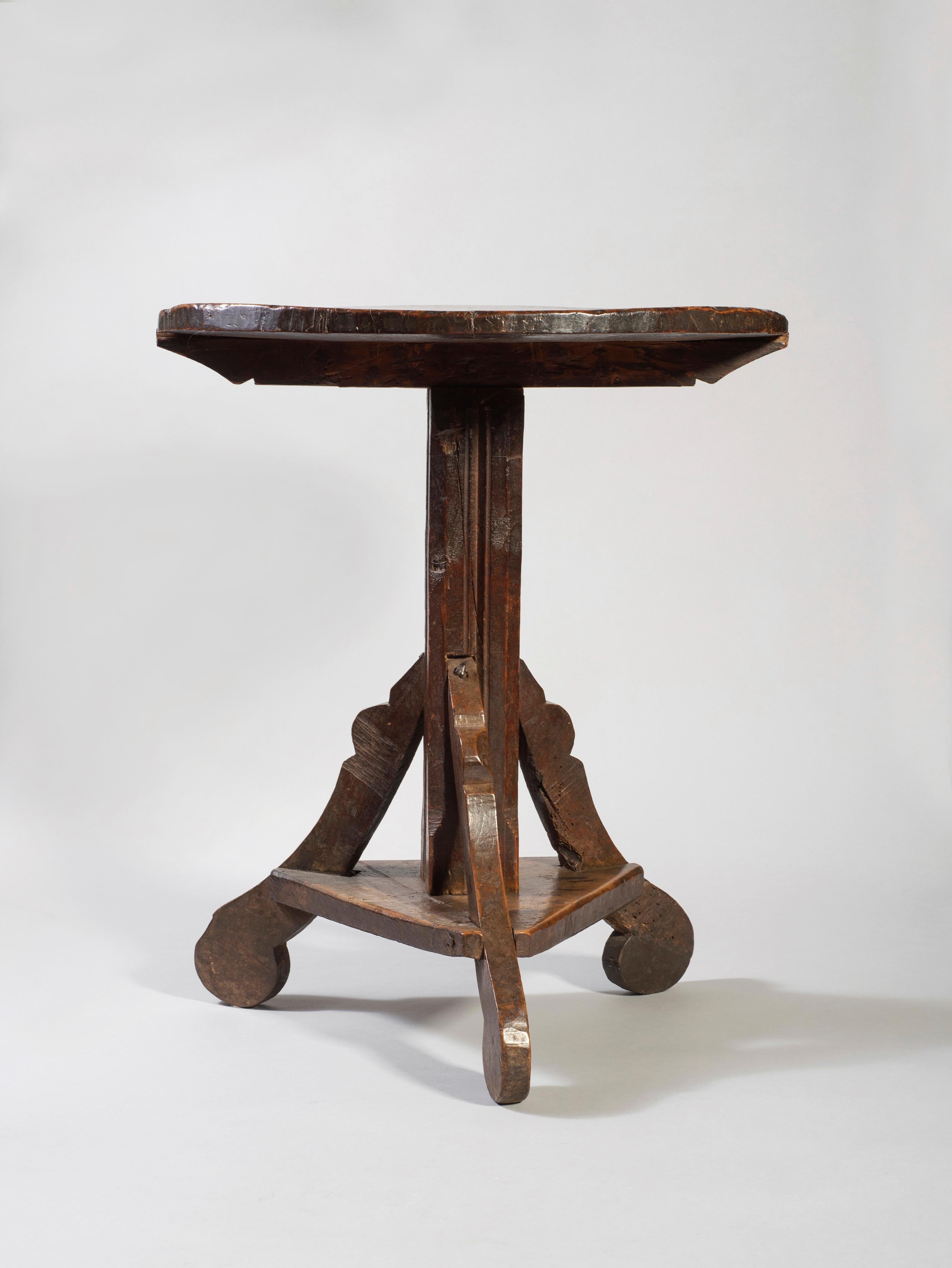Runder Nusstisch, Lombardei, 16. Jahrhundert

Er steht mit drei leicht ausgefransten Füßen, die in einer runden Form enden, auf dem Boden.

Sie werden in einen dreieckigen Sockel eingesetzt, der sie an Ort und Stelle hält, und mit Nägeln an dem