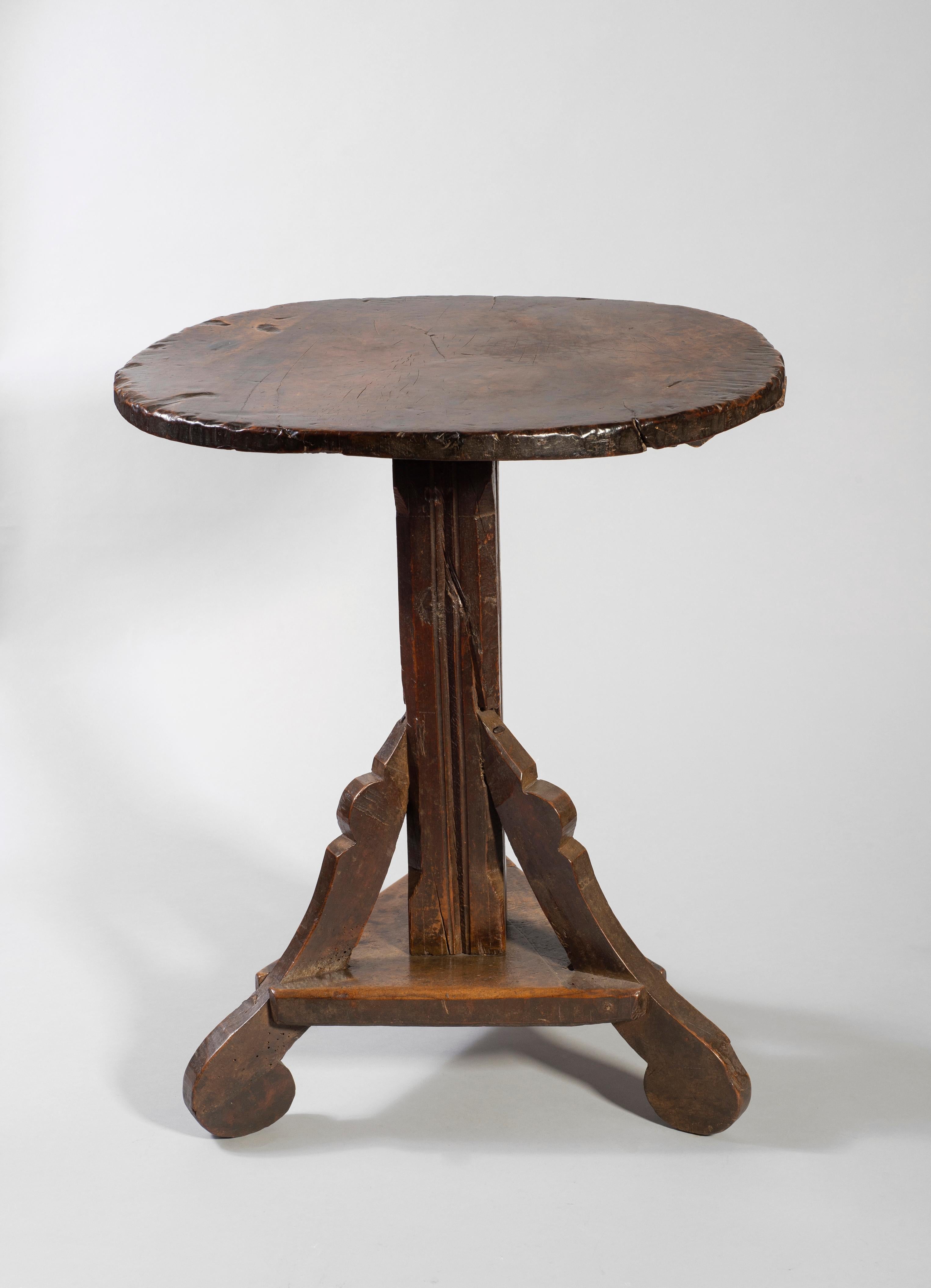 Renaissance Round walnut table, Lombardy, 16th century For Sale
