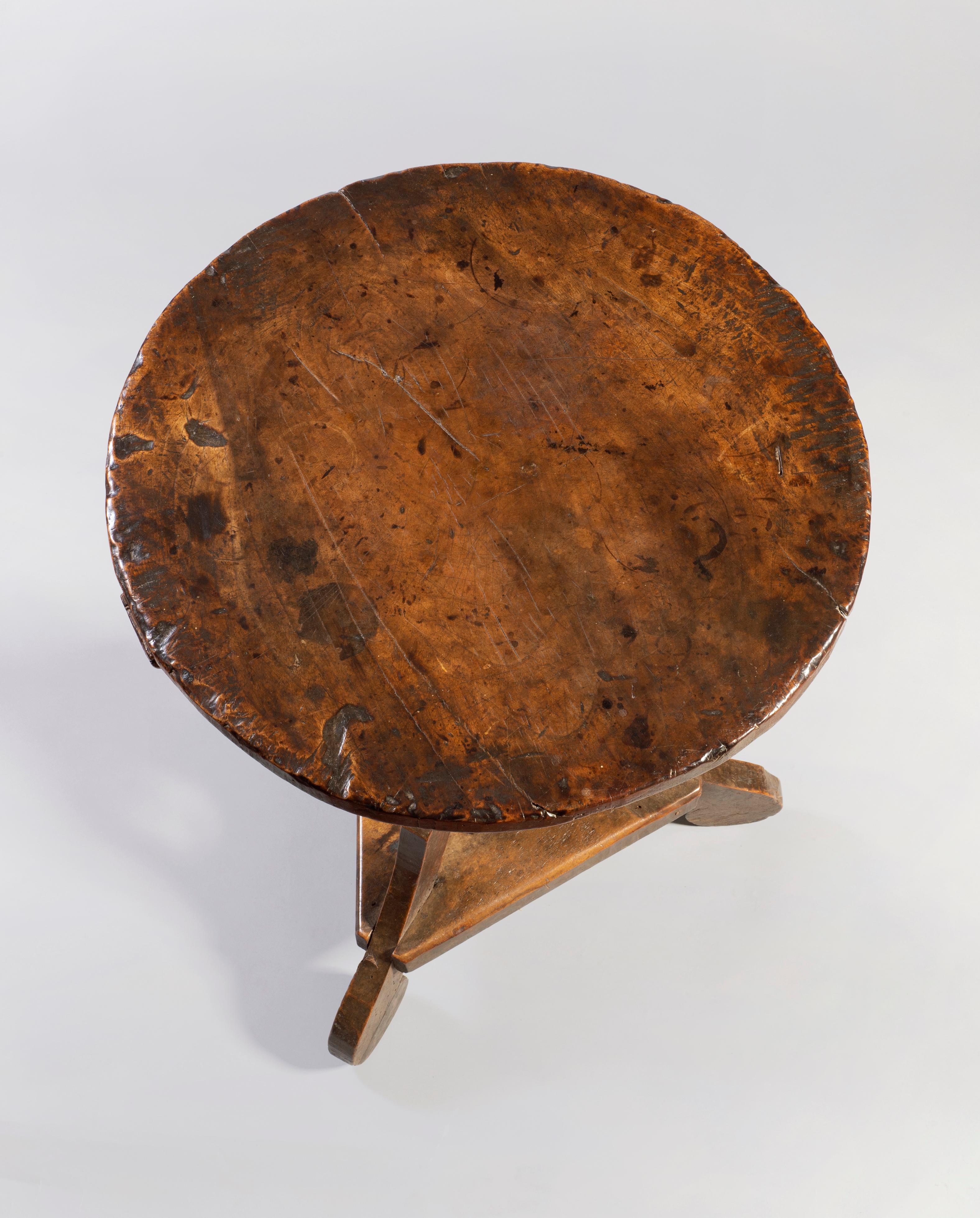 Walnut Round walnut table, Lombardy, 16th century For Sale