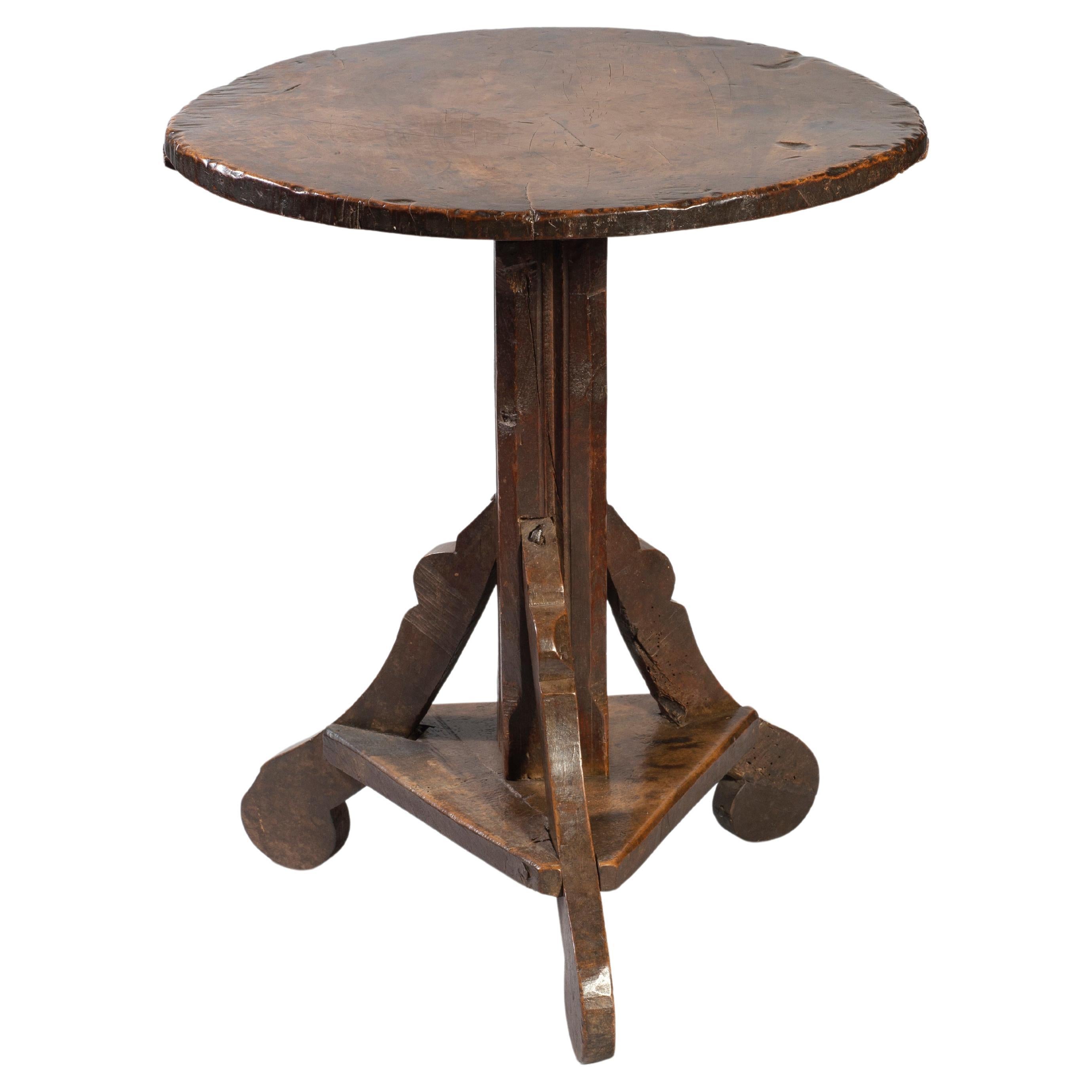 Round walnut table, Lombardy, 16th century For Sale