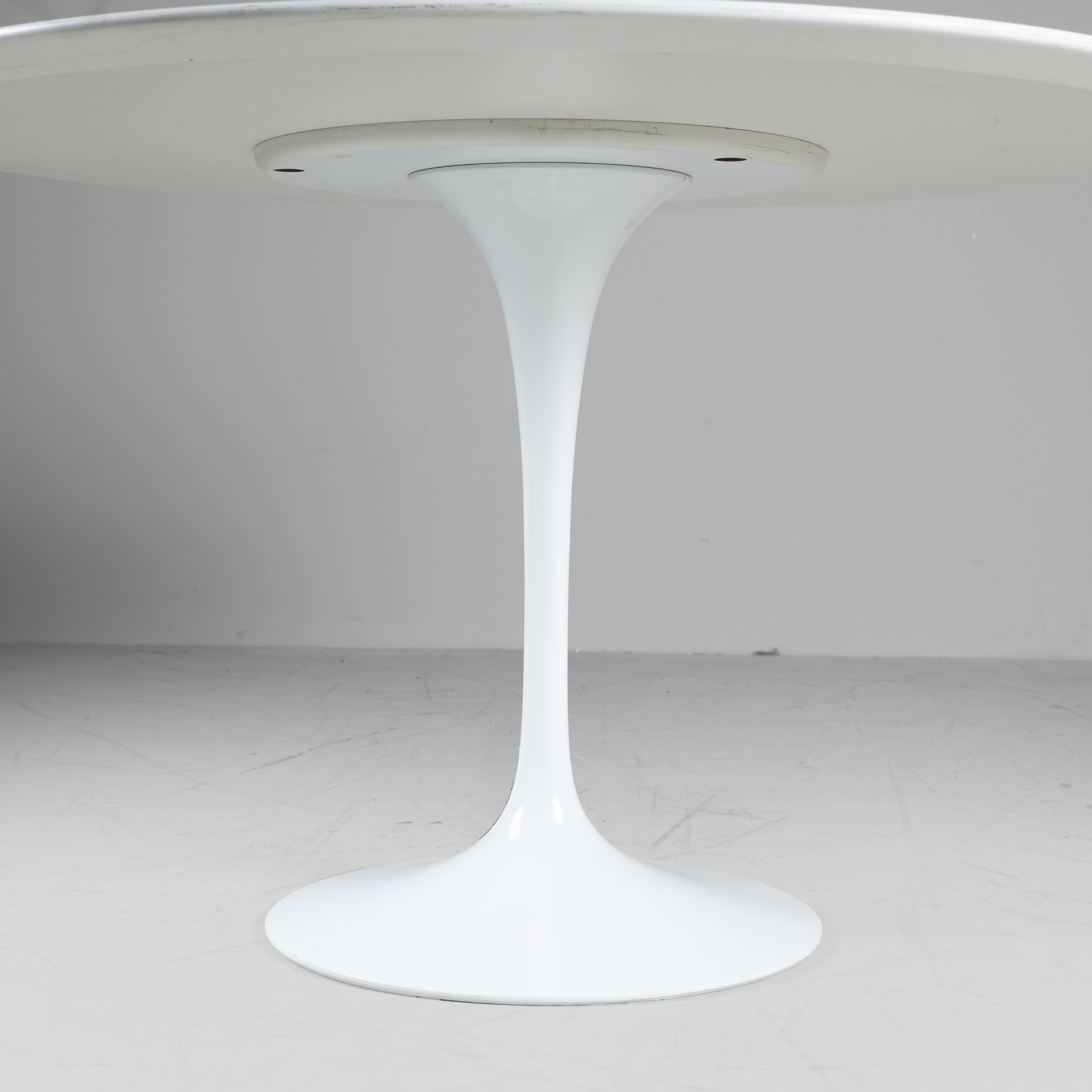 This is perhaps one of the best-known tables in the history of design, innovative project by Eero Saarinen from the 1950s. Wherever you go to put this table it will be able to create a unique and elegant environment. The object being produced in the
