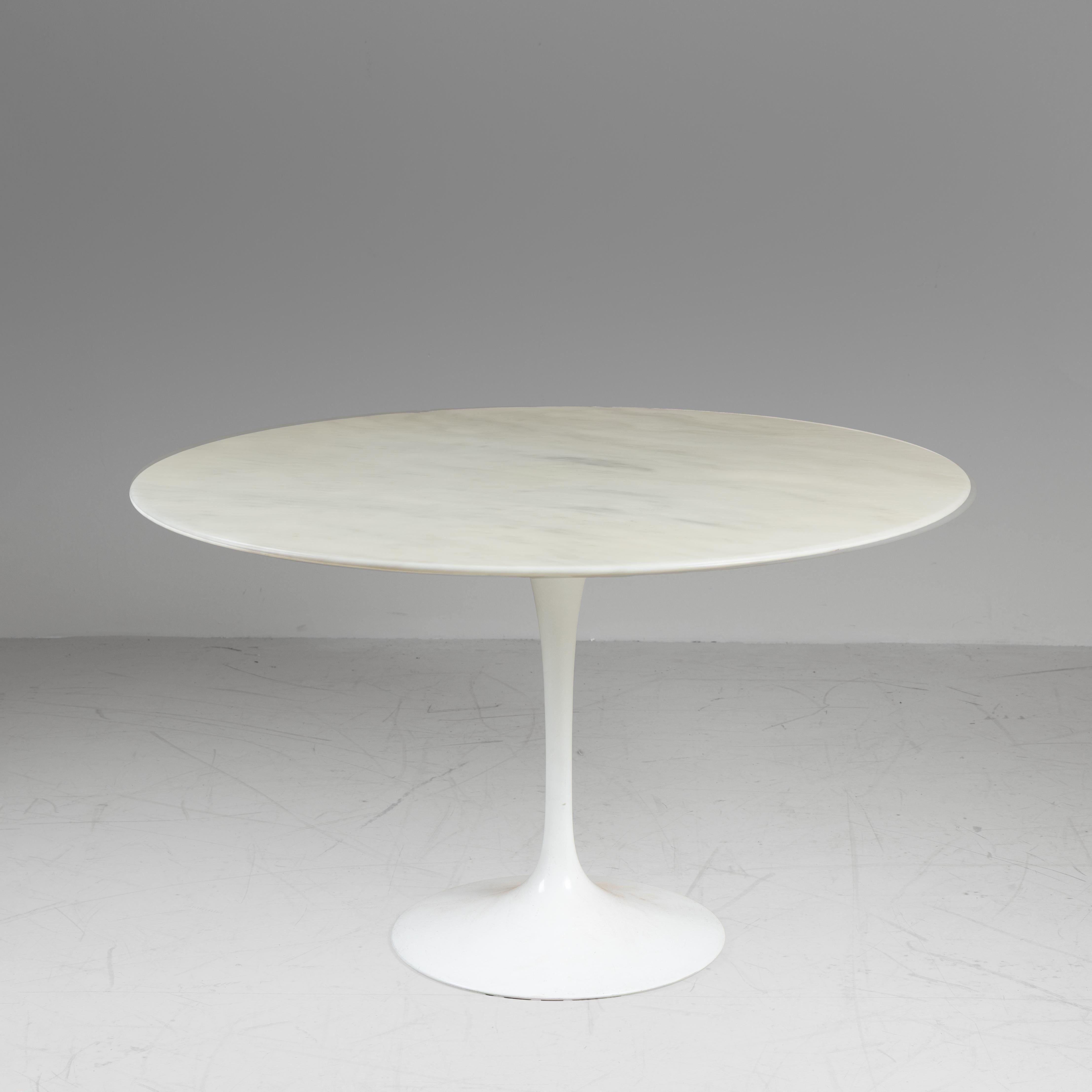 Tulpentisch, Entwurf Eero Saarinen, Produktion Knoll, 1955. Der 1955 von Eero Saarinen entworfene und von Knoll hergestellte Tulip-Tisch ist eines der ikonischsten Stücke des 20. Jahrhunderts. Der Tisch gehört zur Pedestal-Kollektion und wurde mit