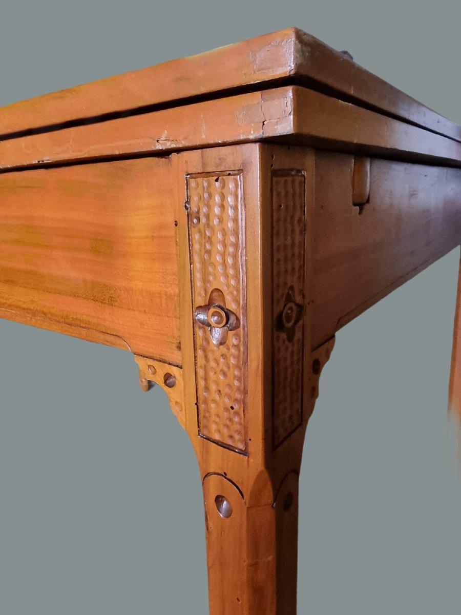 Elegante tavolo vicentino della fine dell’Ottocento, realizzato in ciliegio massello. Di forma pressoché quadrata (116 x 98 cm), è dotato di allunghe che permettono di estenderne la lunghezza fino a 214 cm. Altezza complessiva 80 cm.Le gambe, dritte