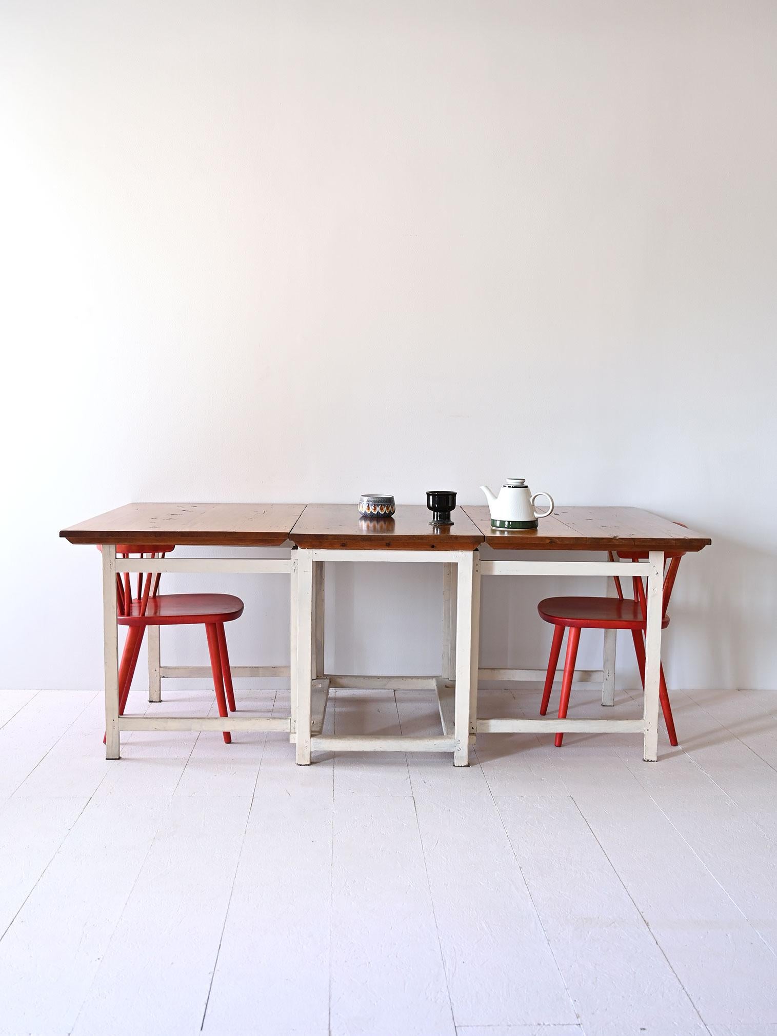Table pliante vintage originale. Fabriquée avec soin et ingéniosité, cette table offre une flexibilité maximale, prenant peu de place lorsqu'elle n'est pas utilisée et offrant une grande surface lorsqu'elle est nécessaire.

La table pliante est la