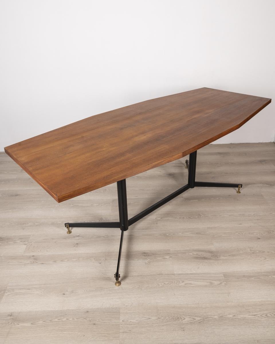 Table avec base en métal noir et inserts en laiton doré, plateau en bois, design italien, années 1960.

ÉTAT : En bon état, peut présenter des signes d'usure au fil du temps.

DIMENSIONS : Hauteur 78 cm ; Largeur 190 cm ; Longueur 85 cm

MATÉRIEL :