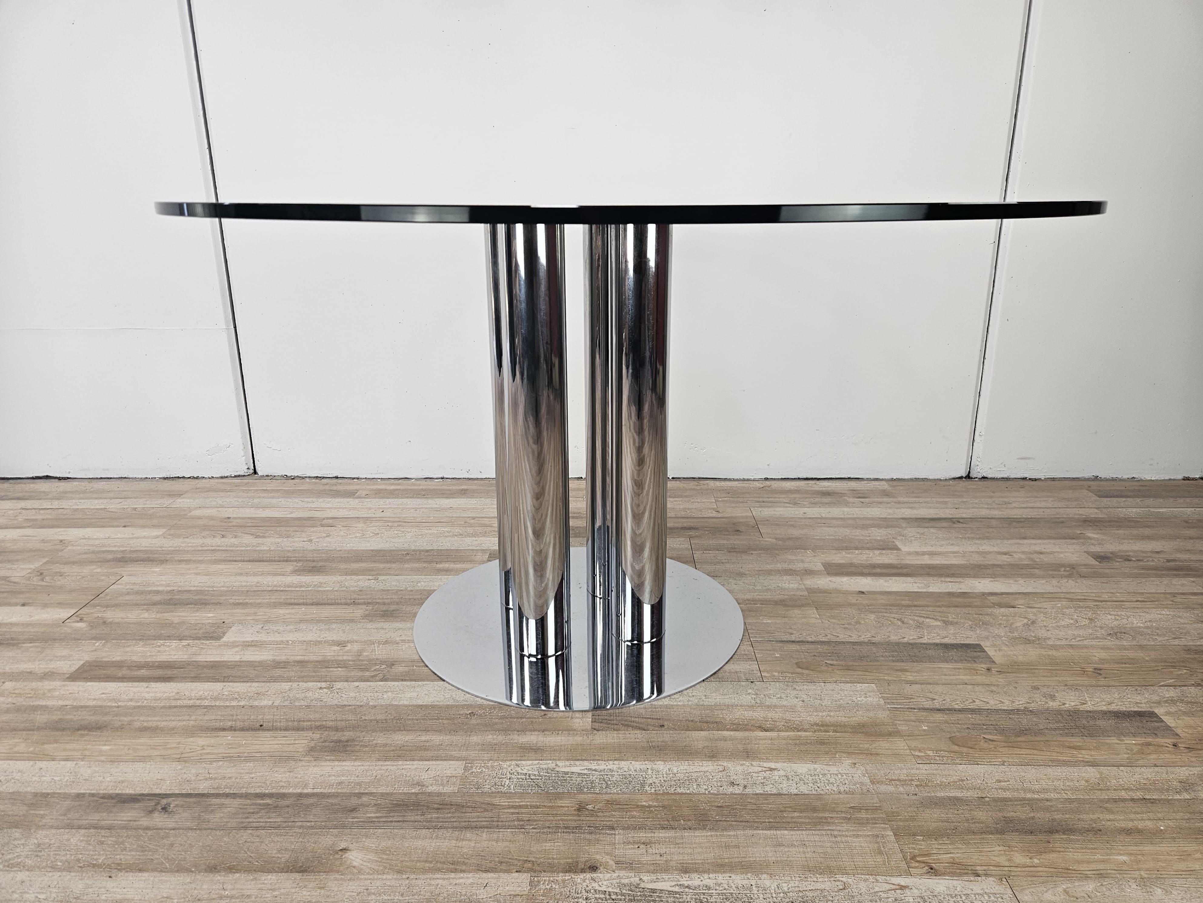 Vintage 1970s dining table with chrome metal base and round glass top resting on it.

Very fine and elegant, it lends itself well with all kinds of settings.

Glass top thickness 1.5cm!

Shows normal signs due to age and use, two small chips on