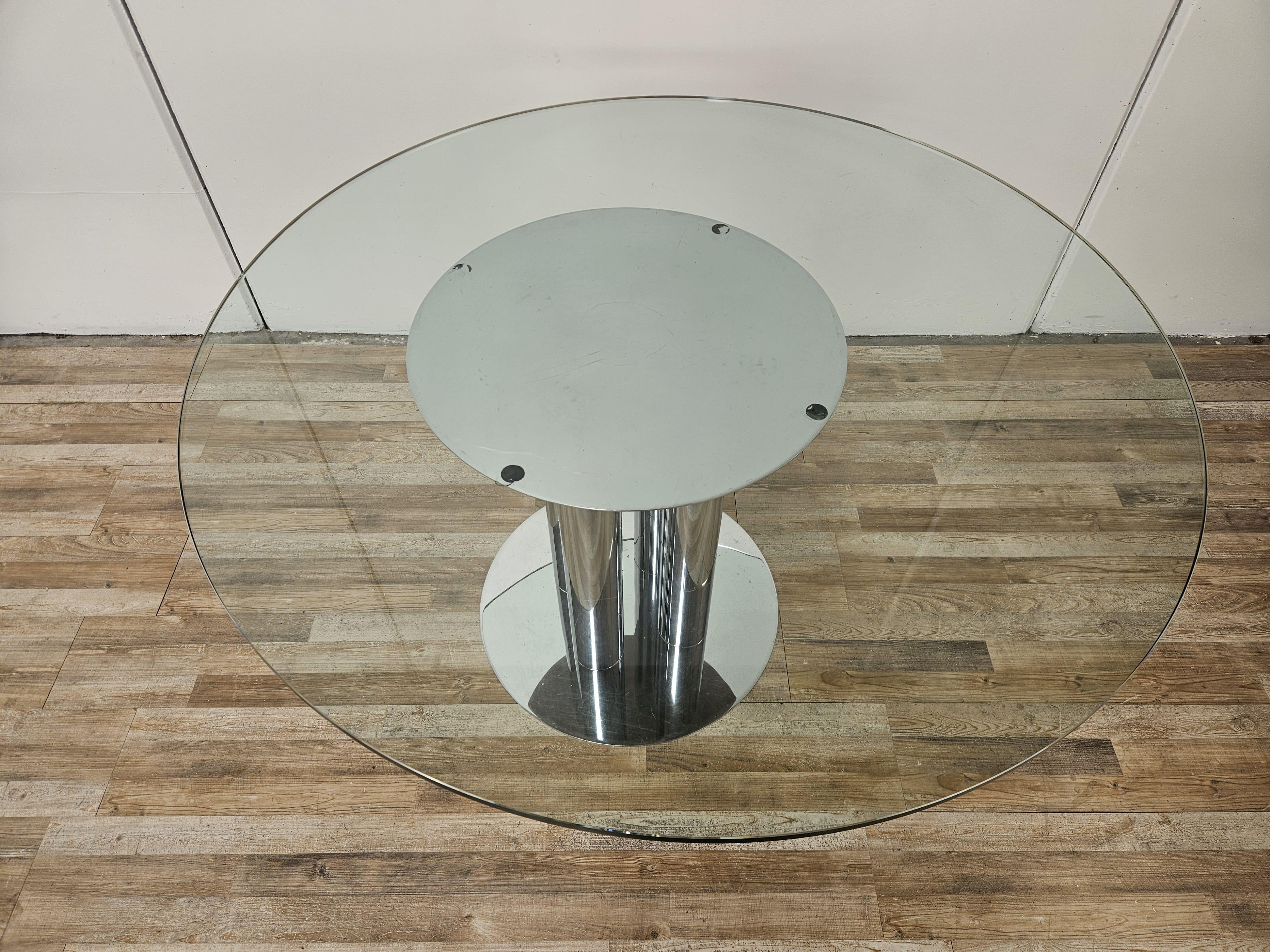 Hollywood Regency Vintage 1970s metal table with round glass top For Sale