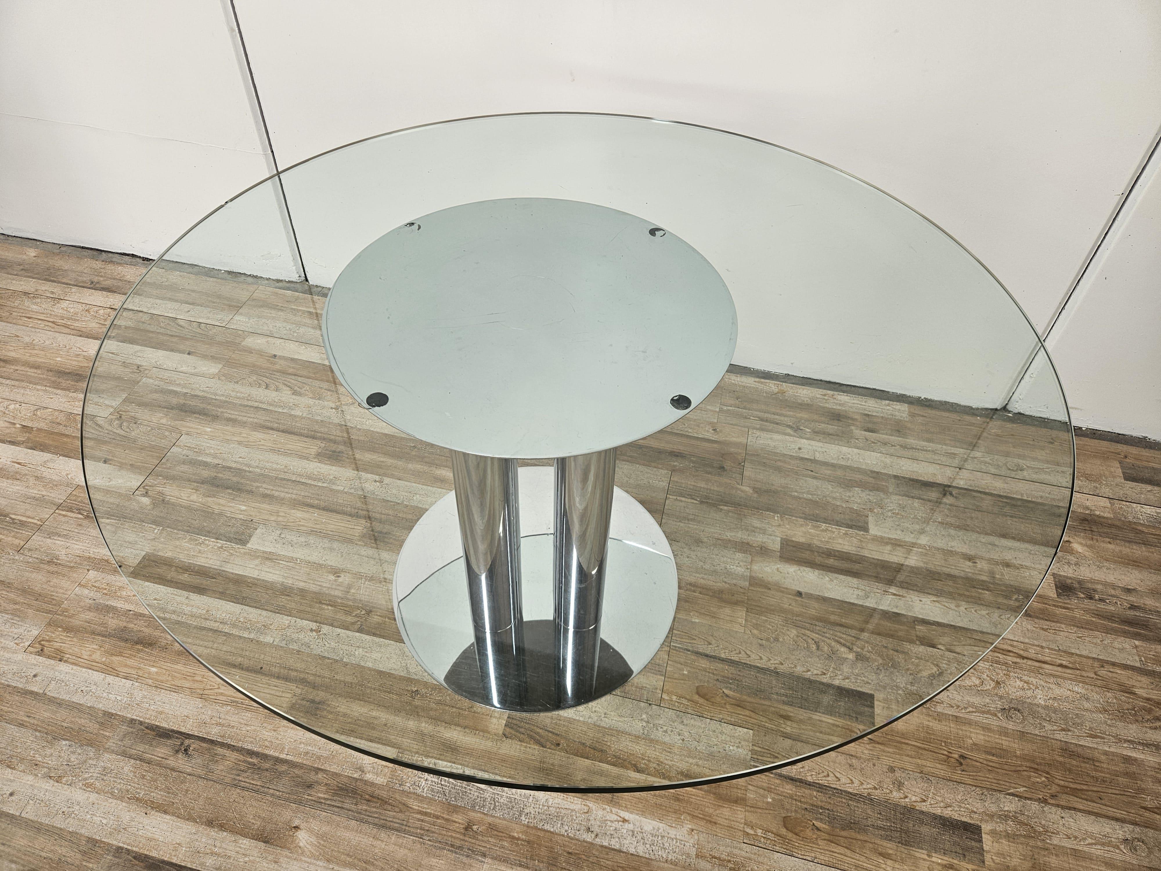 Italian Vintage 1970s metal table with round glass top For Sale