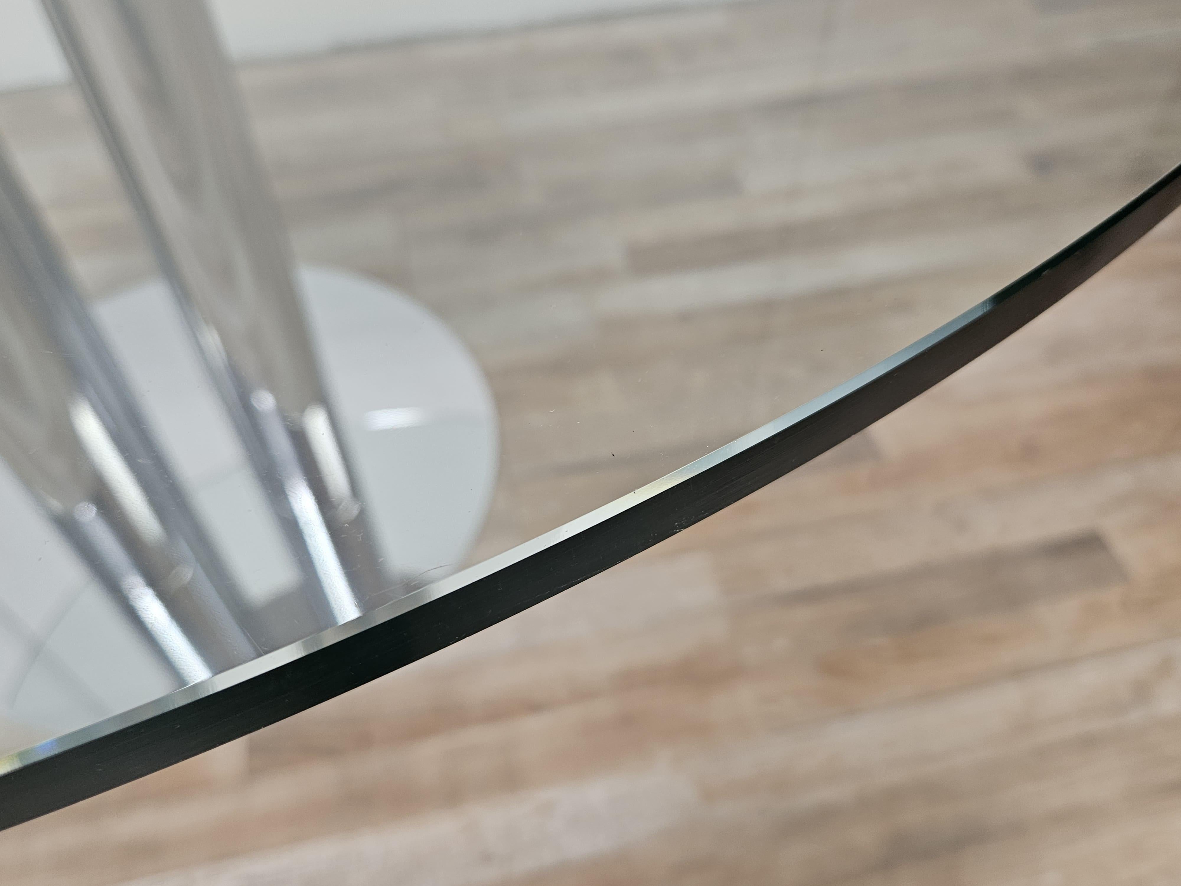 Vintage 1970s metal table with round glass top In Good Condition For Sale In Premariacco, IT