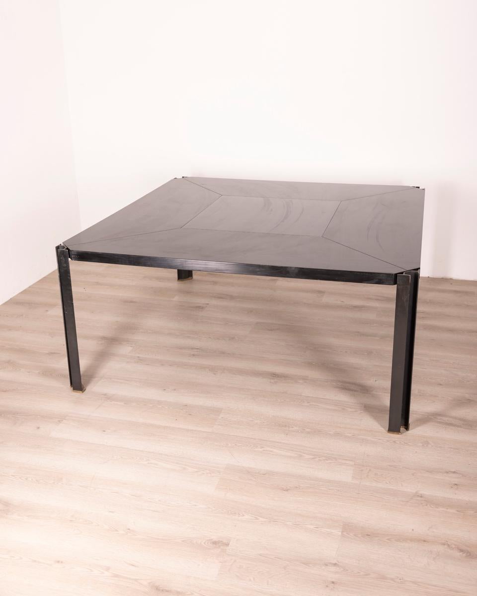 Mesa cuadrada con patas de acero, tablero de poliuretano negro pulido y satinado.
Modelo T210, diseño de Osvaldo Borsani para Progetti Tecno, década de 1970.

ESTADO: En buen estado, muestra signos de desgaste por el paso del tiempo.

DIMENSIONES:
