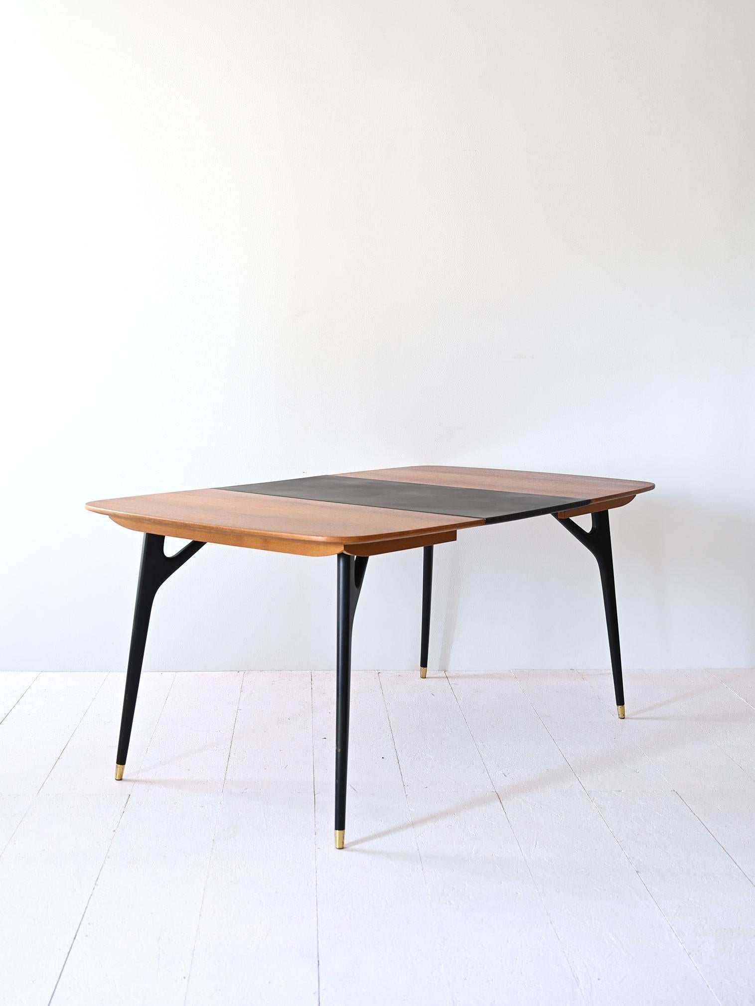 Scandinave moderne Table vintage avec extension et détails noirs en vente