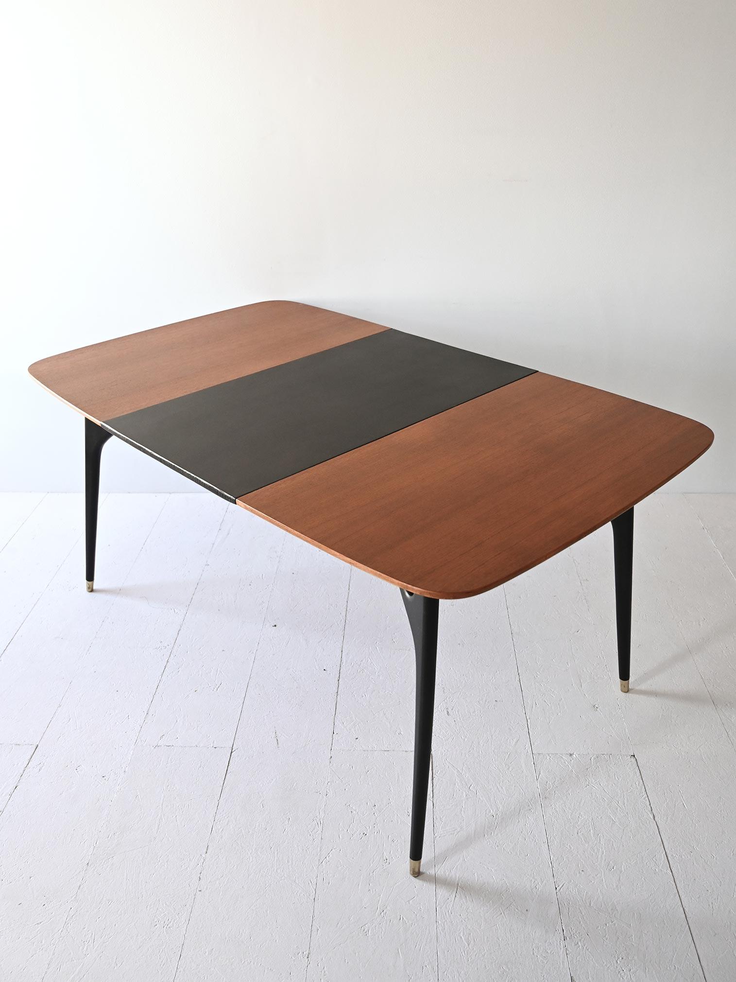 Table vintage avec extension et détails noirs Bon état - En vente à Brescia, IT