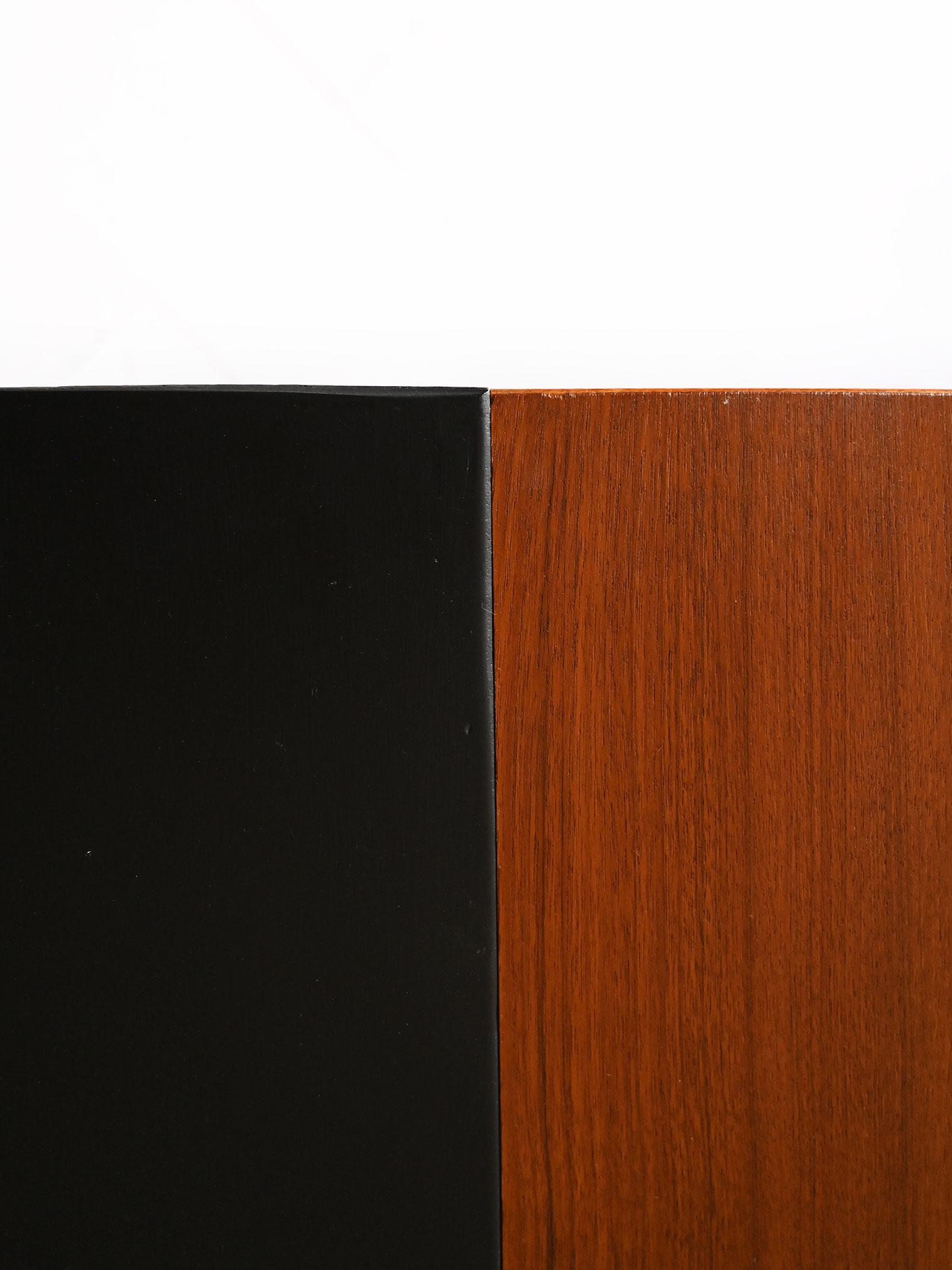 Mid-20th Century Table vintage avec extension et détails noirs en vente