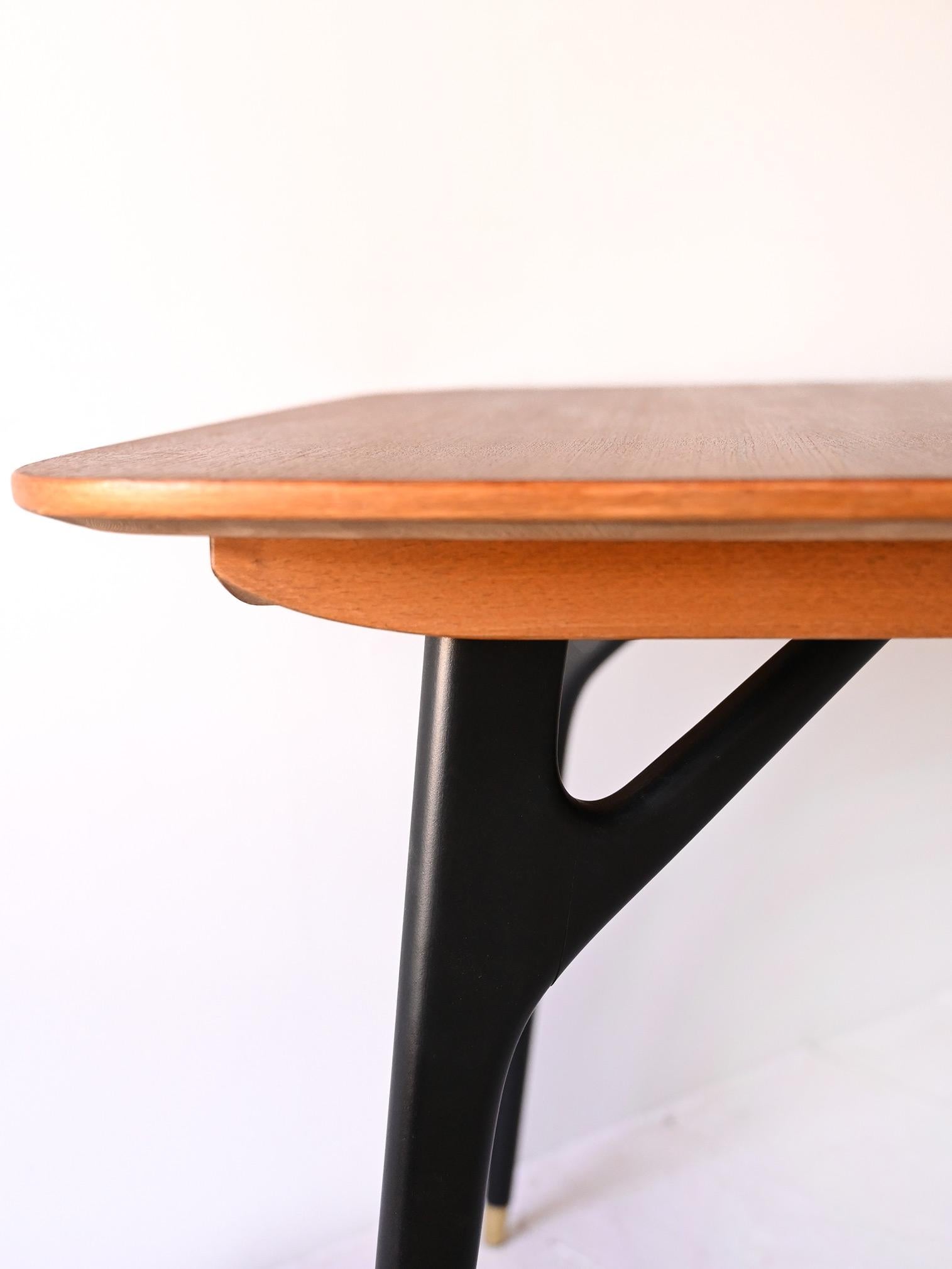 Table vintage avec extension et détails noirs en vente 1