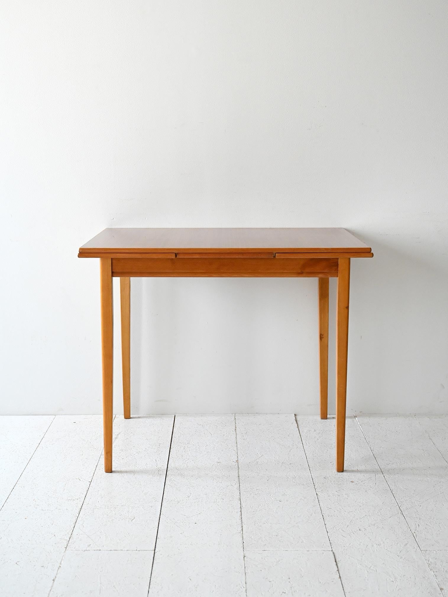 Scandinavian Tavolo vintage scandinavo in teak e rovere in vendita
