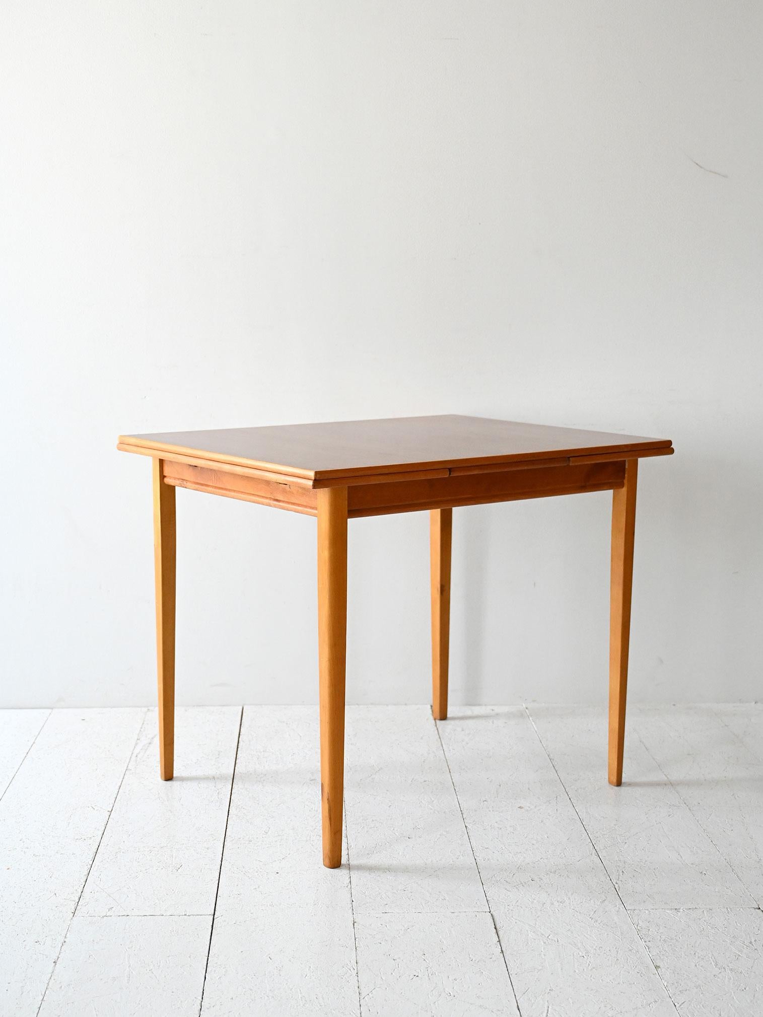 Tavolo vintage scandinavo in teak e rovere In condizioni buone in vendita a Brescia, IT