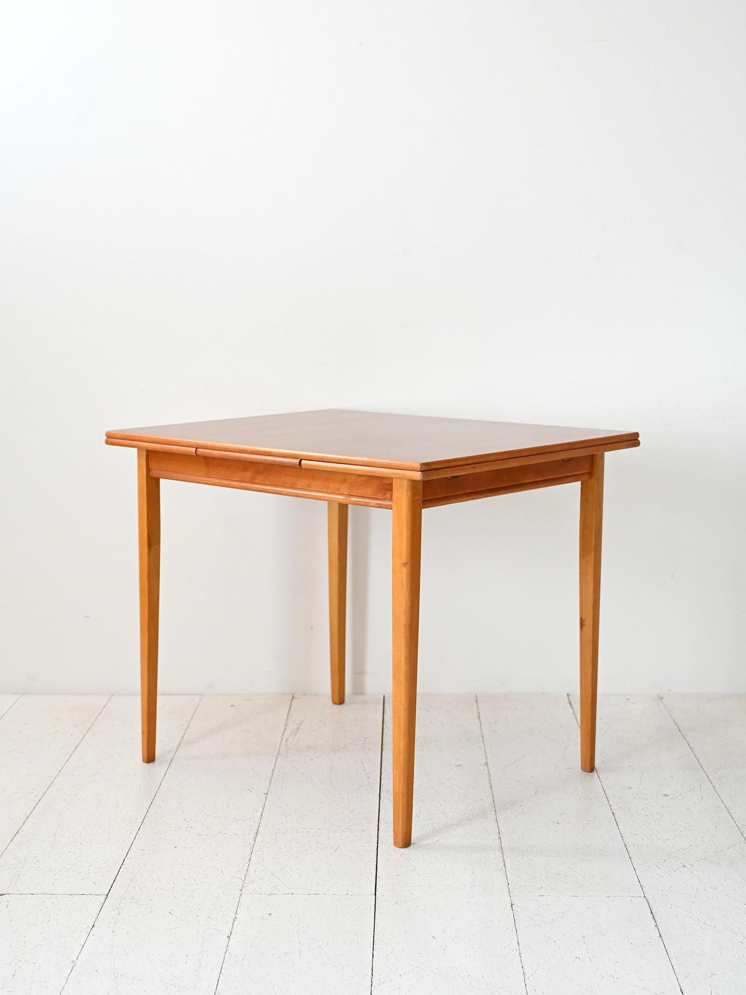 Mid-20th Century Tavolo vintage scandinavo in teak e rovere in vendita