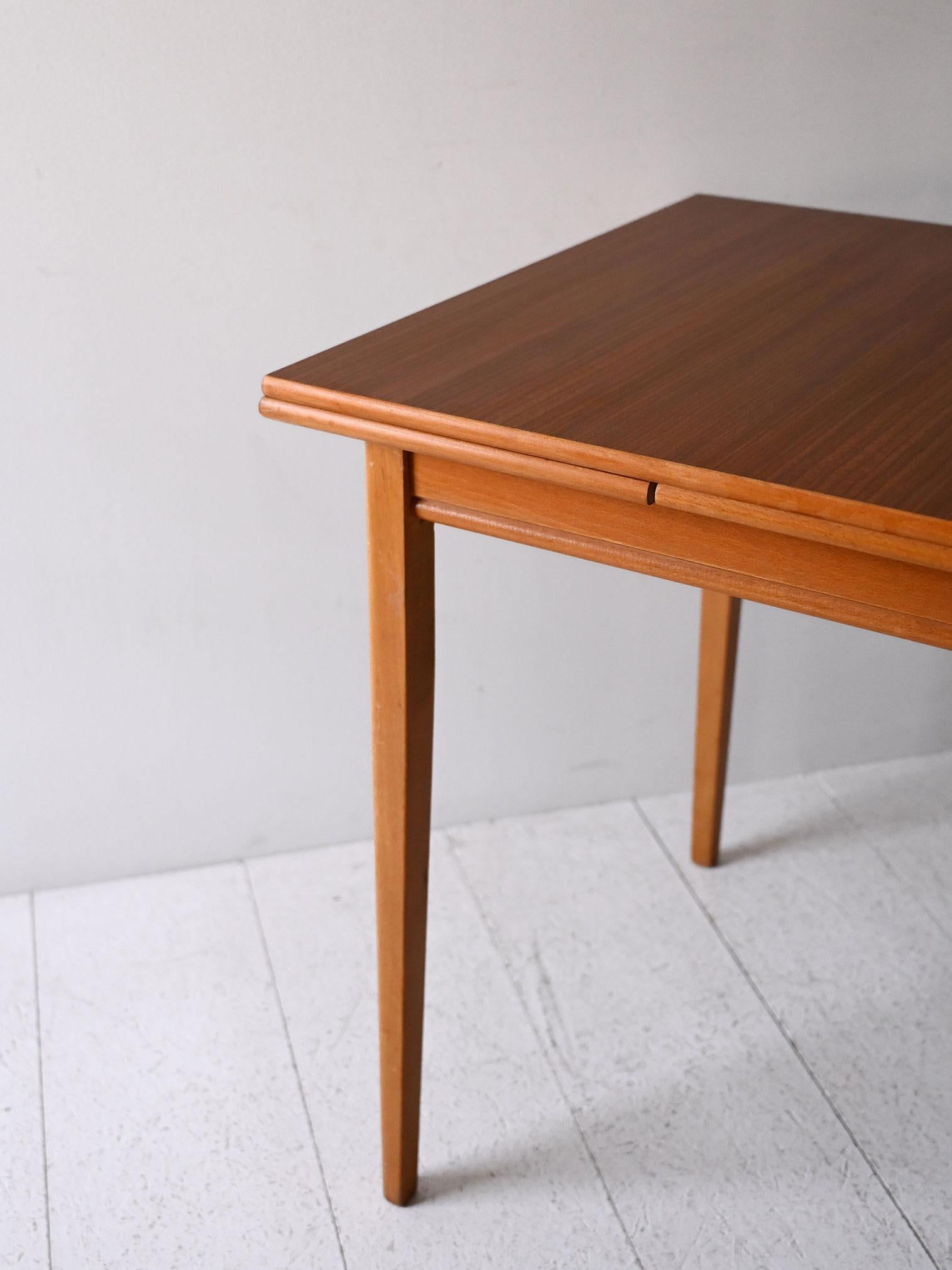 Legno Tavolo vintage scandinavo in teak e rovere in vendita