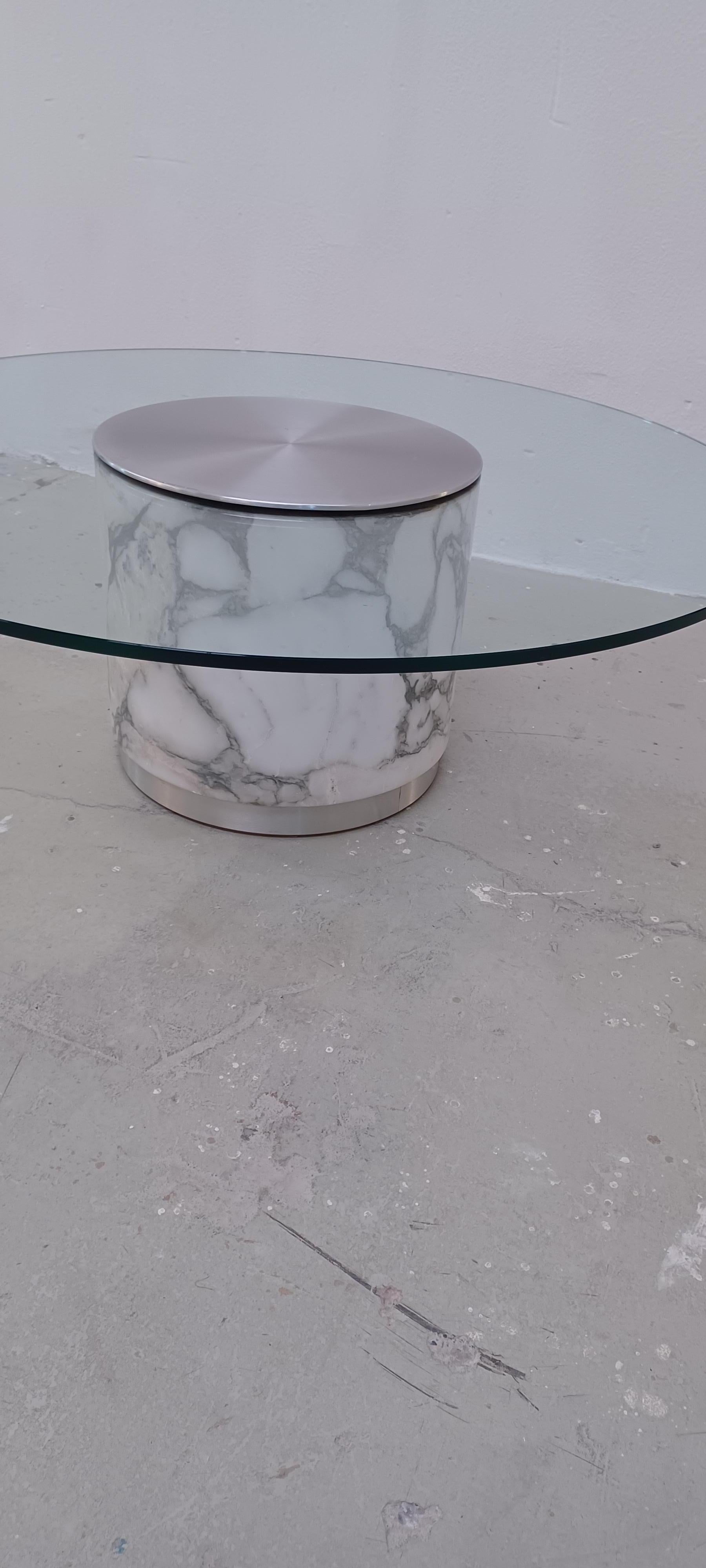 Table basse des années 1970 dans le goût de  Willy Rizzo  . En bon état. Idéal pour tout type d'environnement. Verre trempé et marbre . Base en bois, fermeture supérieure en métal.  En retirant la partie métallique sur le dessus, la partie centrale