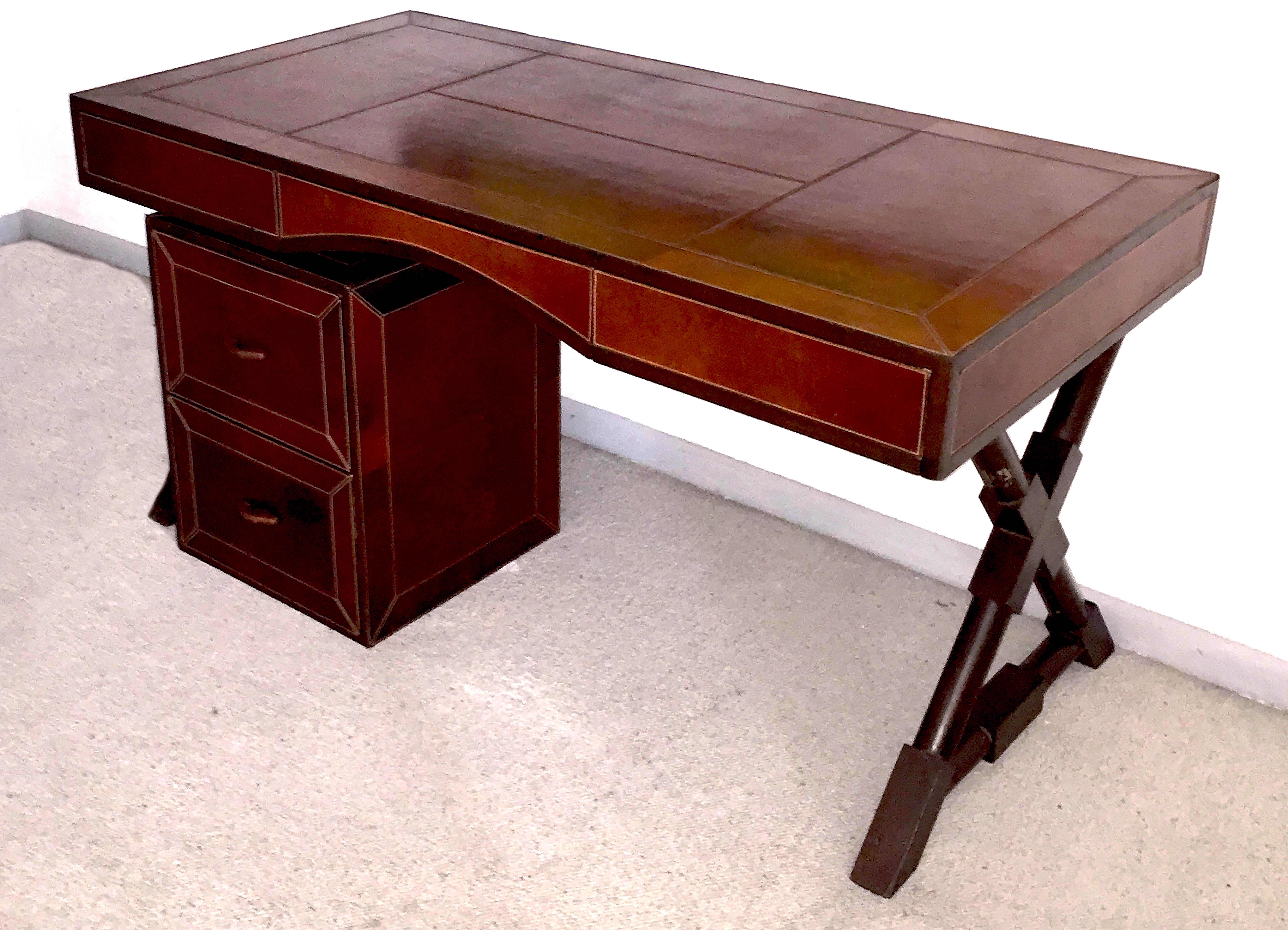 Mid-Century moderno Scrivania in pelle color fulvo con base a X in Wood nello stile di J. Adnet, circa 1980 in vendita