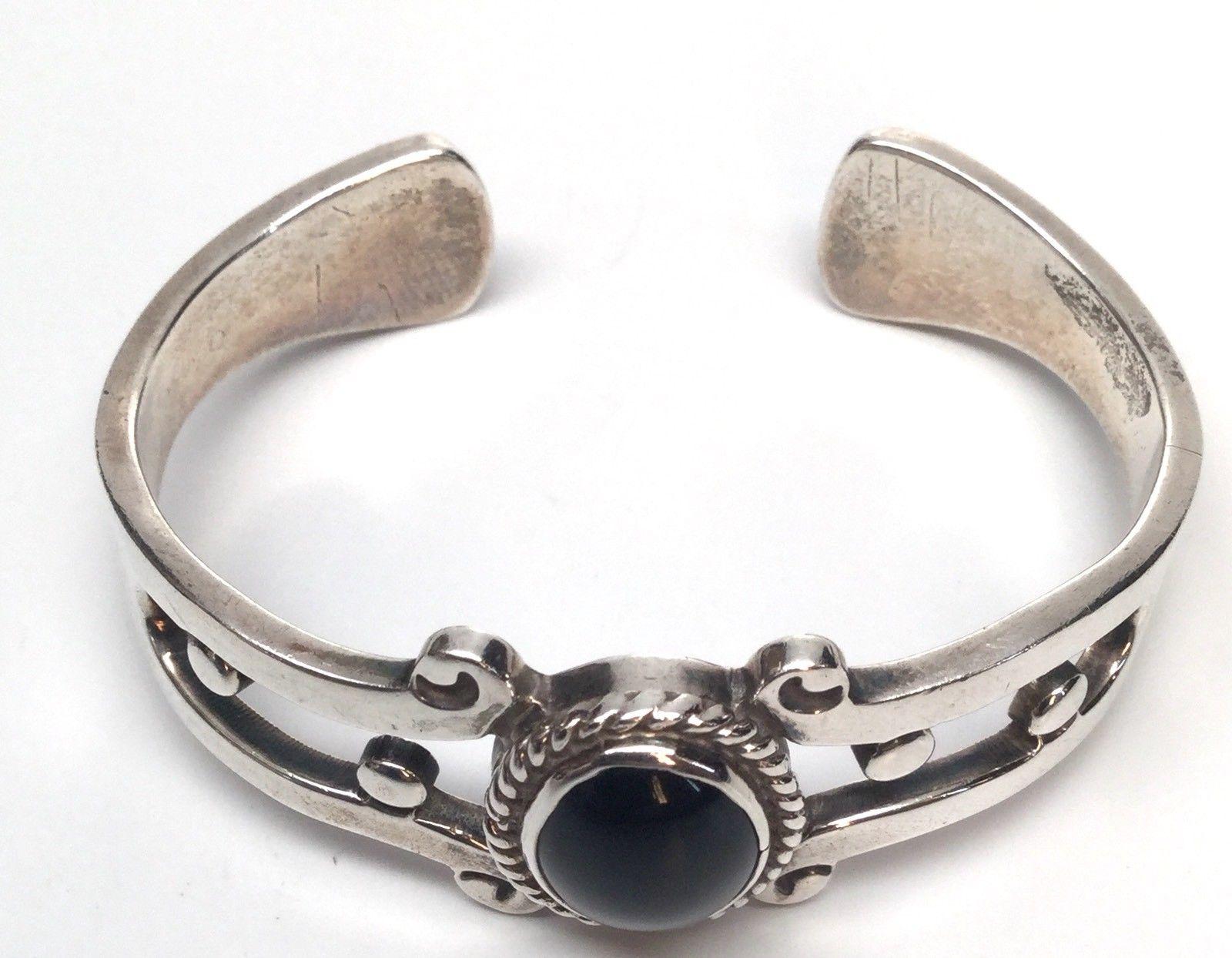 Taxco FDH Sterling Silver Black Onyx Cuff Bracelet
This is a beautiful sterling silver black onyx cuff bracelet by FDH.

Measurement:  Approx 6 inches.  Stone measures approx. 12 mm x 9 mm.  Approx 12 mm in height.

Weight:  38.6 g / 24.8