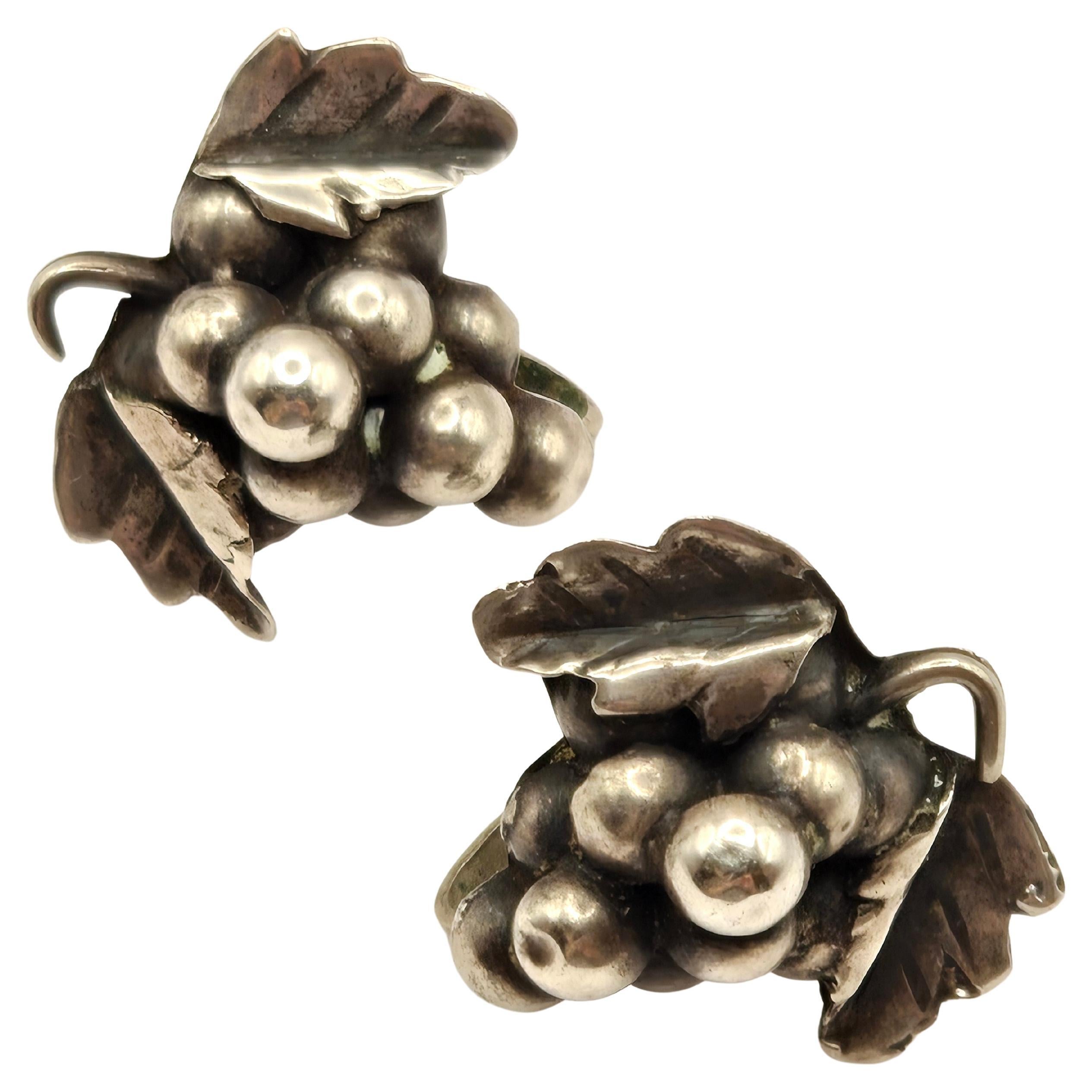 Ein Paar elegante und skurrile Trauben-Ohrringe mit Schraubverschluss. Diese Ohrringe sind aus Sterlingsilber und wurden in Mexiko unter einem Taxco Silber Hersteller höchstwahrscheinlich irgendwann zwischen den 1940er und 50er Jahren gemacht.