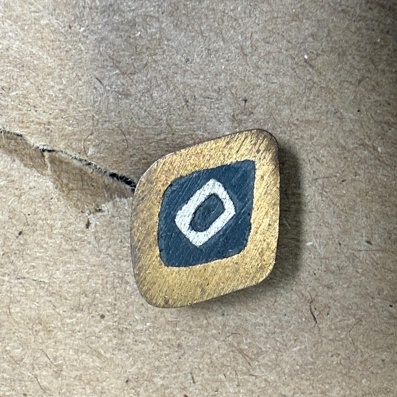 Modernist Pin Mixed Metal Onix Negro stamped
Taxco Mexico Los Castillo
.5 x .35
Original vintage condition
Refer to listed images please