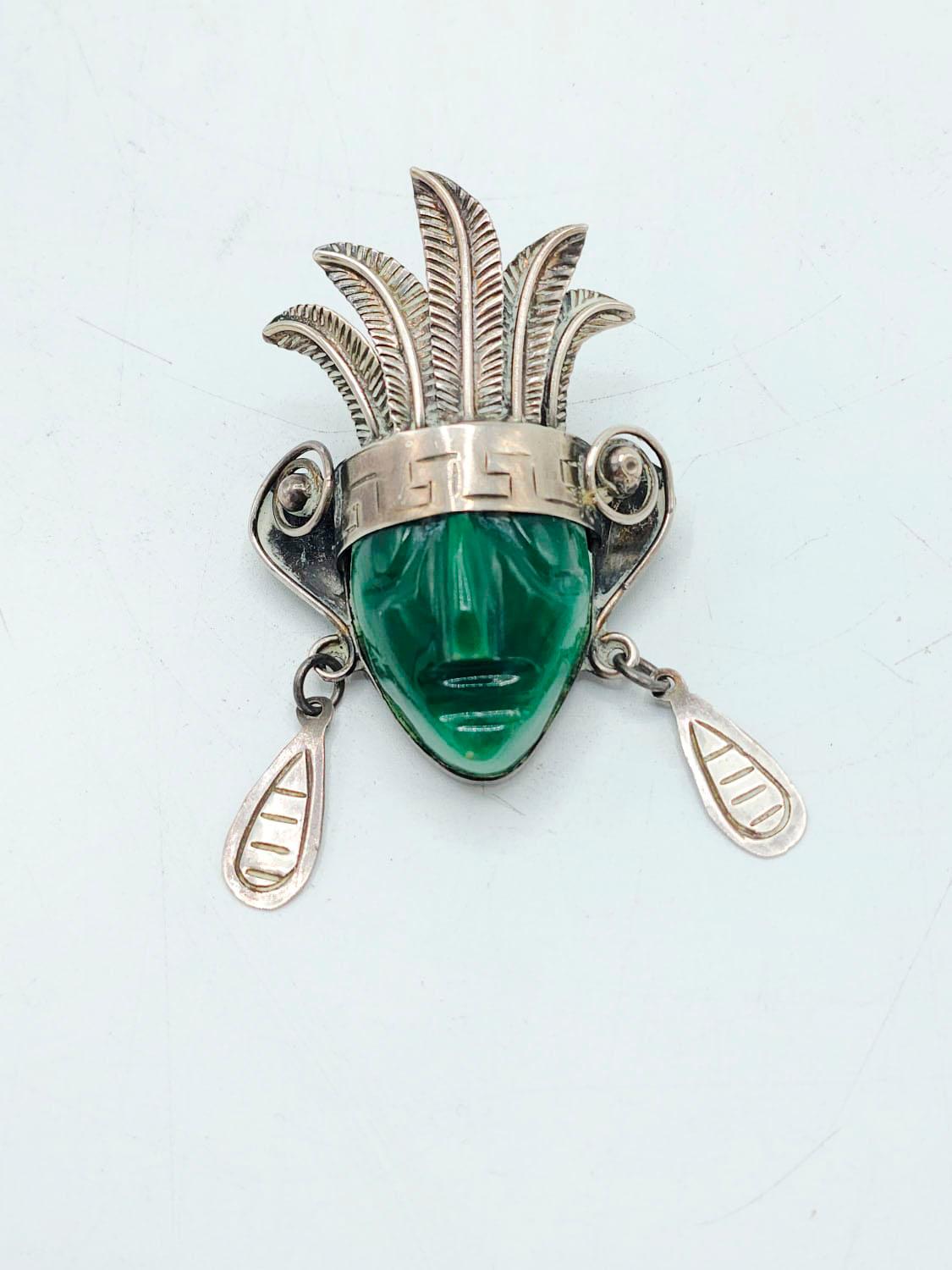 Taxco Mexican Sterling Mask Brooch with Large Green Agate and Stamped Details In Good Condition For Sale In Autonomous City Buenos Aires, CABA