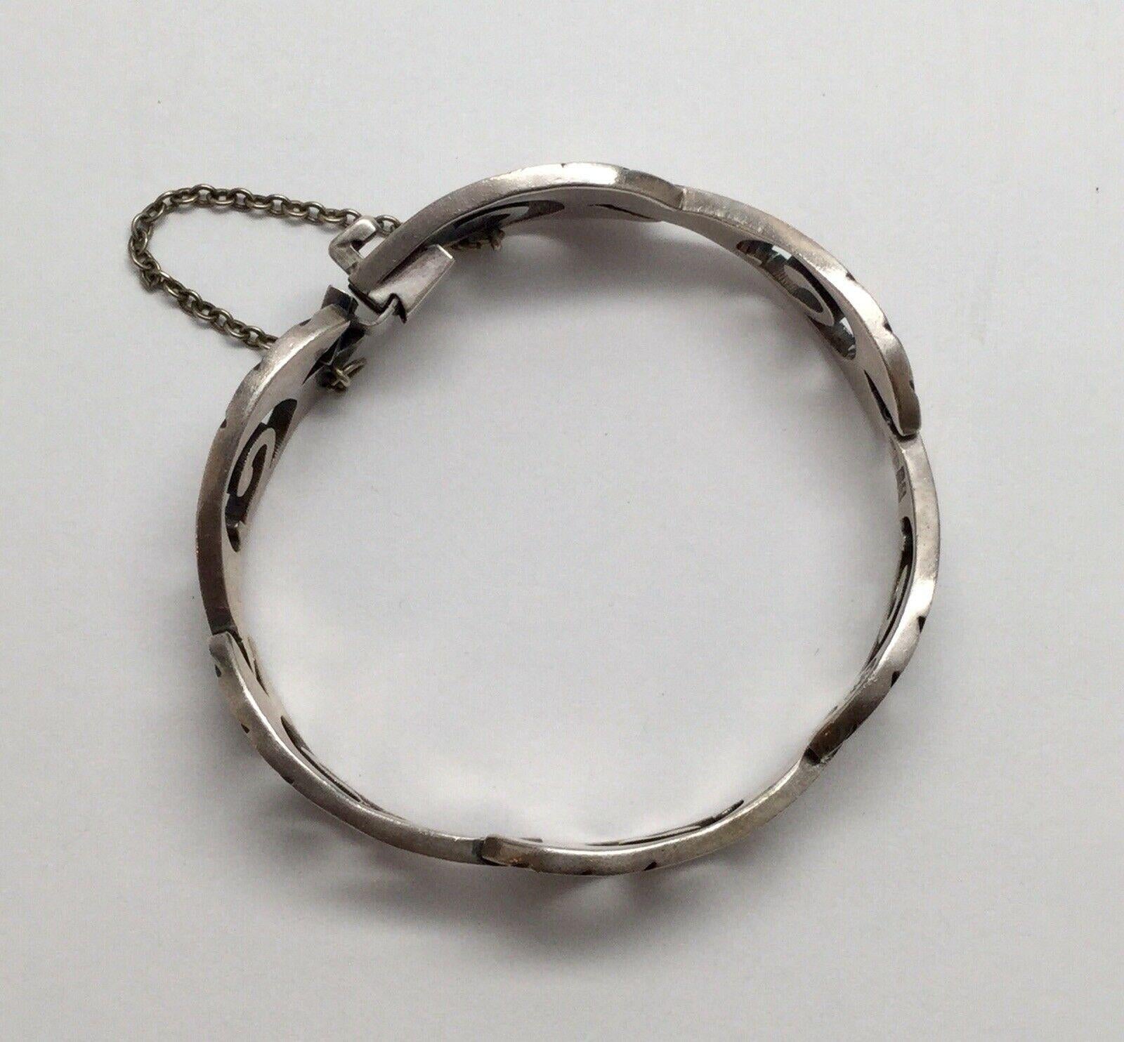 Taxco Mexico sterling silver cut out oxidized swirl design link bracelet with safety chain by JJ.

Marked: JJ Sterling Taxco, Eagle 3

Measures: 7 1/4