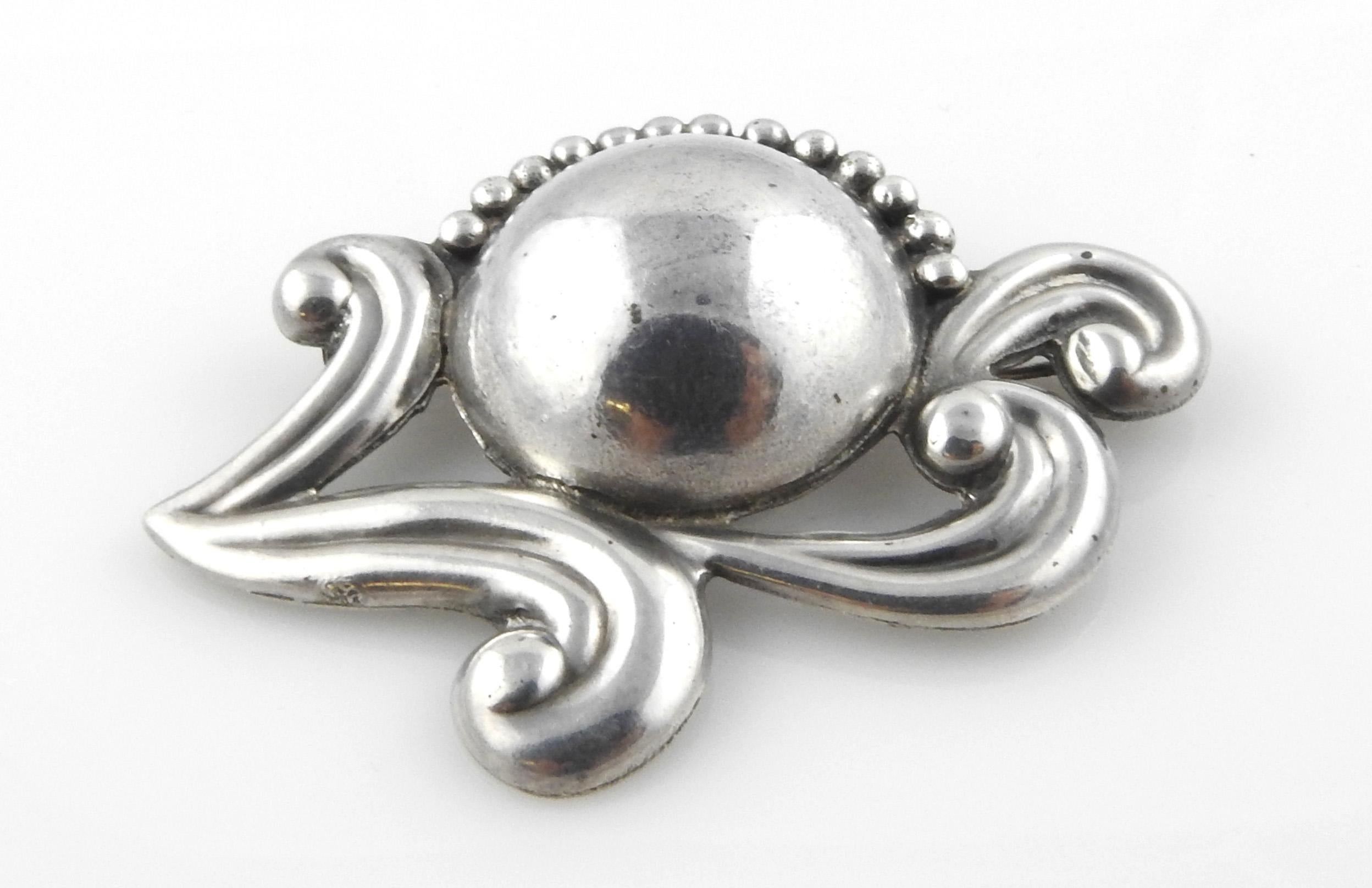 Los Castillo Sterling silver floral design brooch pin #595.

Marked on back in two places: LOS CASTILLO, TAXCO STERLING, MADE IN MEXICO 595.

LOS CASTILLO, TAXCO STERLING, MADE IN MEXICO.

Measures : 2 3/8