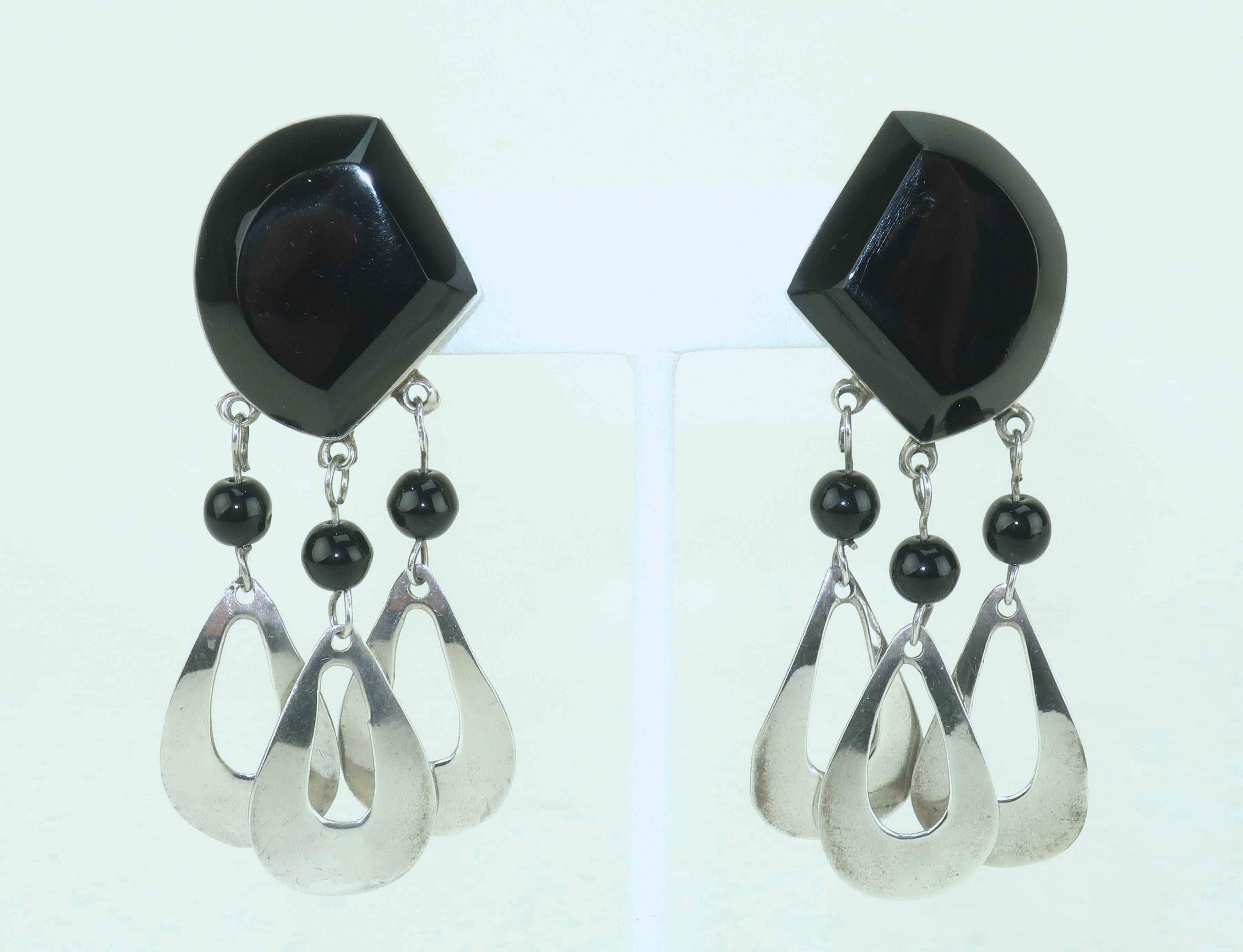 1960’s Mexican sterling silver clip-on earrings featuring tear drop shaped drop dangles and black glass embellishment.  Designed and produced in Taxco with a wonderful artisan sensibility.  Hallmark at the back.
CONDITION
Good vintage condition with