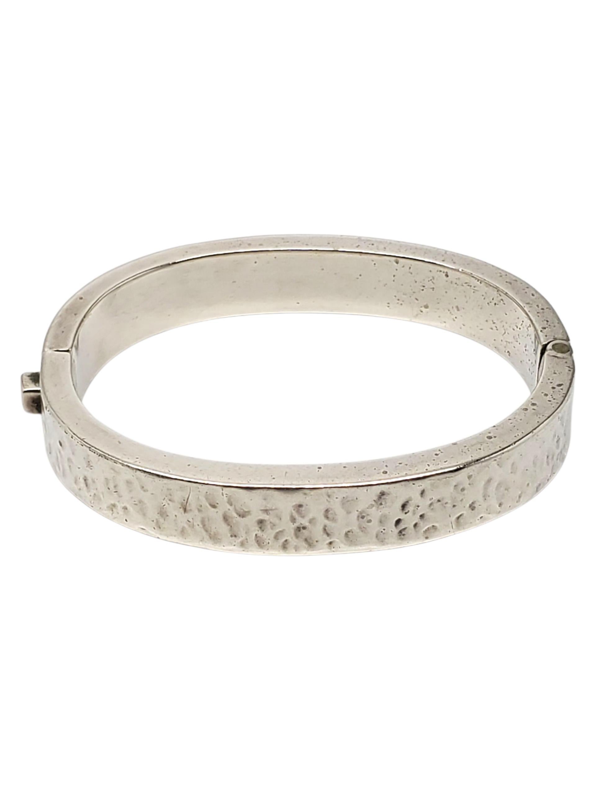 Taxco Mexico - Bracciale ovale con cerniera in argento 925 -

Questo audace bracciale a cerniera in argento Taxco Mexico presenta una finitura martellata e una sicura chiusura a scatola.

Dimensioni: 7 pollici intorno all'interno del polsino 

11 mm