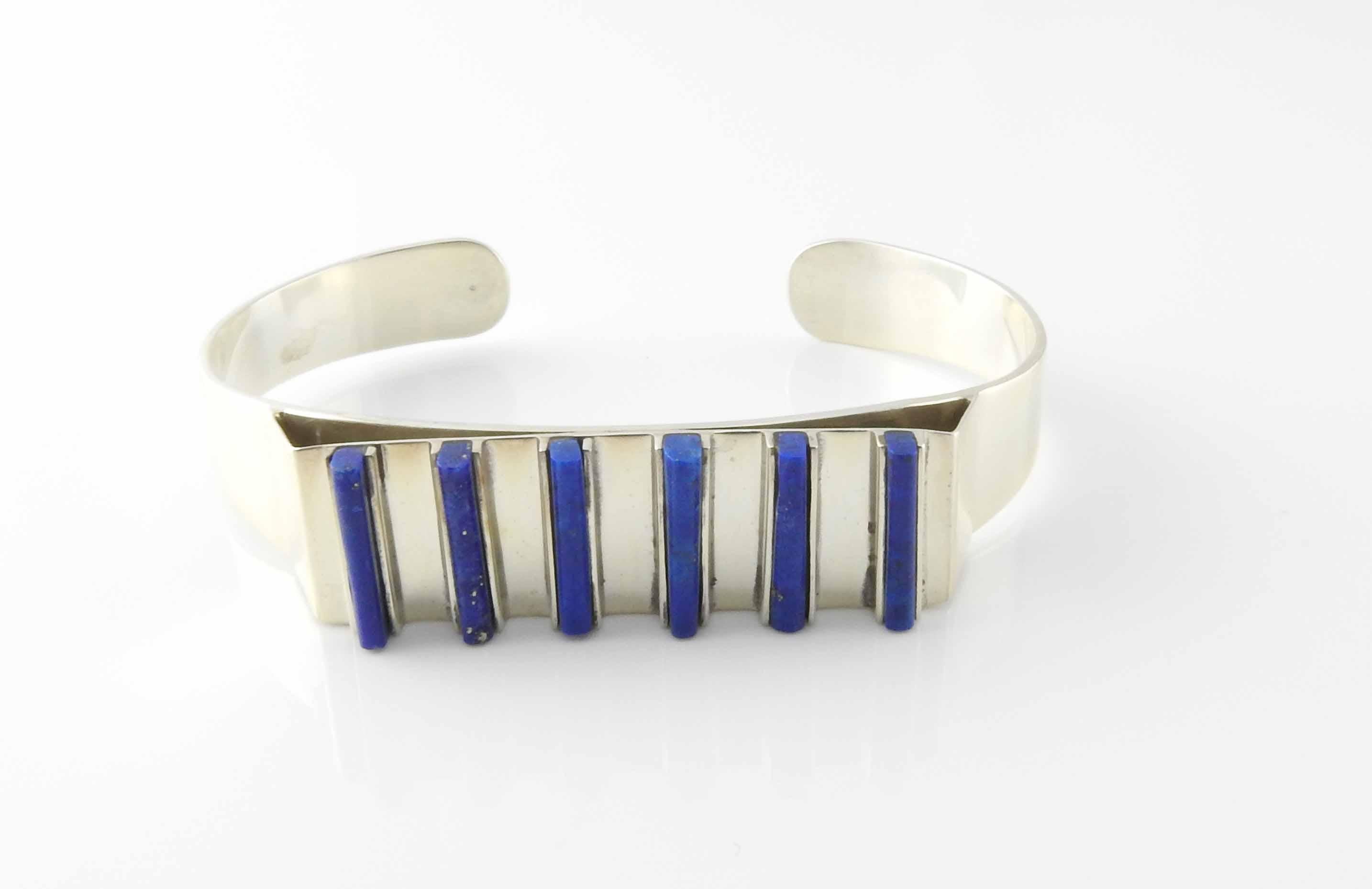 Taxco Mexico sterling siver lapis lazuli cuff bracelet.

Marked: TAXCO 925 MEXICO, J. GOMES, TG-38.

Measures: 5 15/26