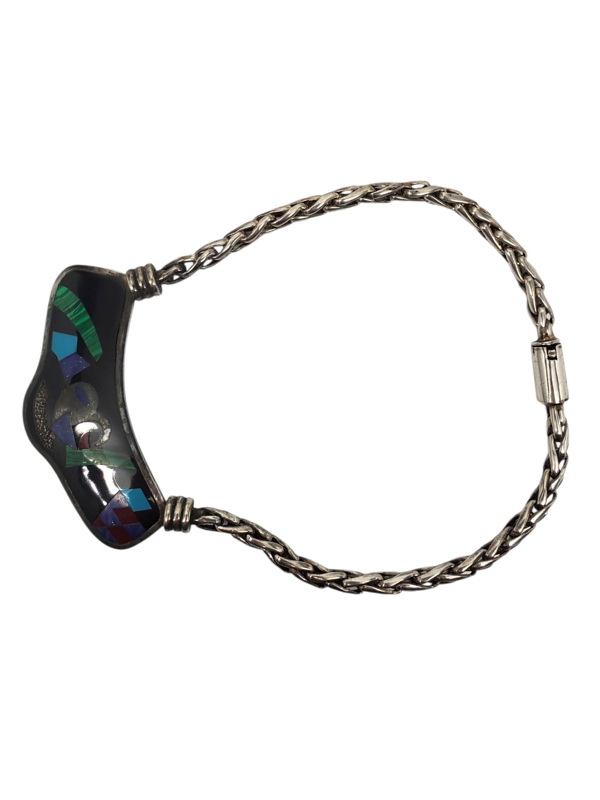 Collana con intarsi multicolore di Taxco Mexico in argento sterling -

Questa audace e artistica collana di Taxco Mexico presenta un grande ciondolo astratto a intarsio multicolore su sfondo nero lucido, collegato a una pesante catena in argento