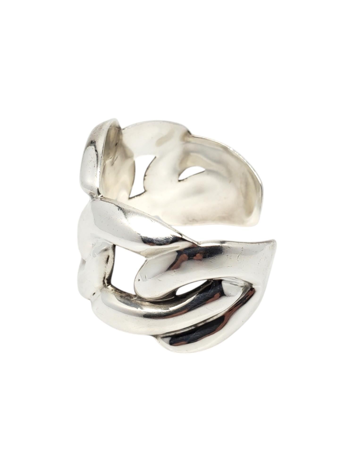 Taxco Mexico Sterling Silver Oversized Interlocking Cuff Bracelet -

This oversized cuff bracelet features interlocking rings set in heavy sterling silver by Taxco Mexico.

Size: Fits up to 6.5 in. wrist size

approx. 50mm at widest

Stamped: MEXICO