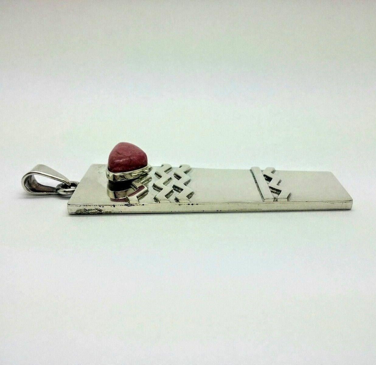 Ciondolo in argento sterling di Taxco Mexico con rodonite a forma di lampone.
Marcato: TAXCO MEXICO 925, TO-04.

Misure: 3 1/8